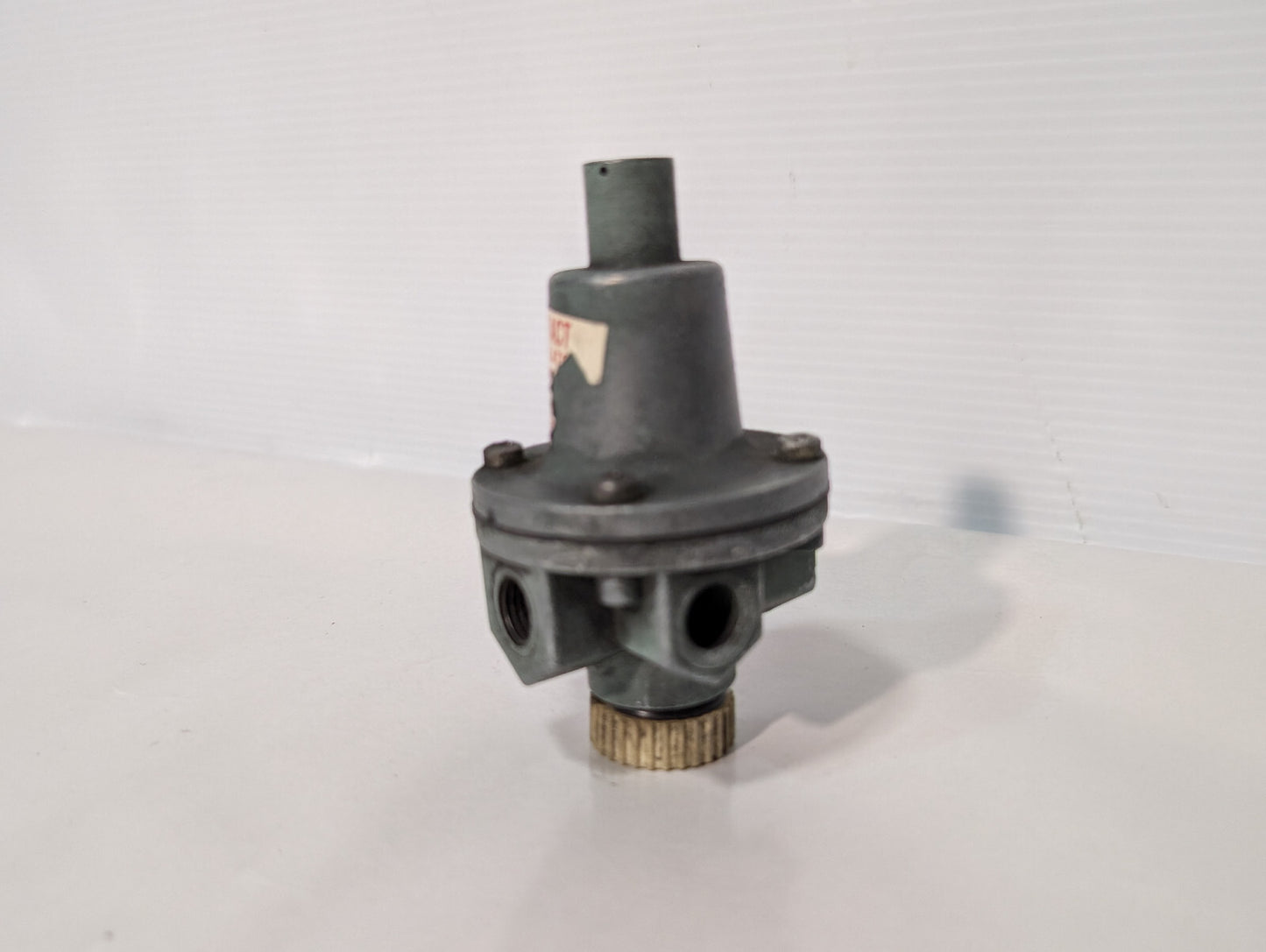 Wilkerson Corporation D2002-2 Air Pressure Regulator, Non-Adjustable, 29Psig Max