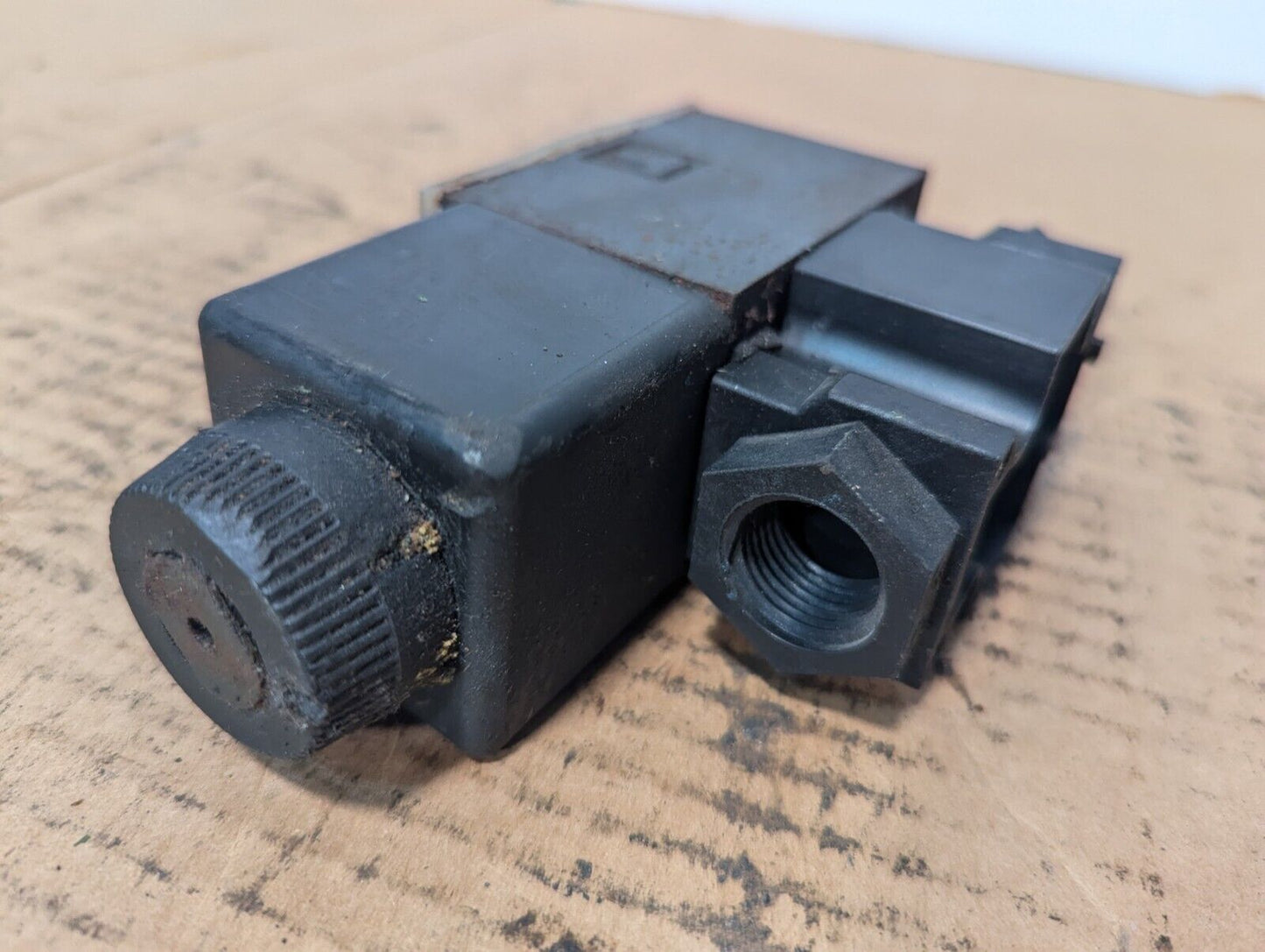 VICKERS PILOT VALVE, 02-101731 - Free Shipping