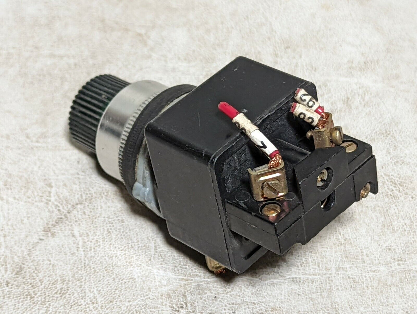 Square D 9001 KM1 light module with green indicator button, 9001 KA-2 contact