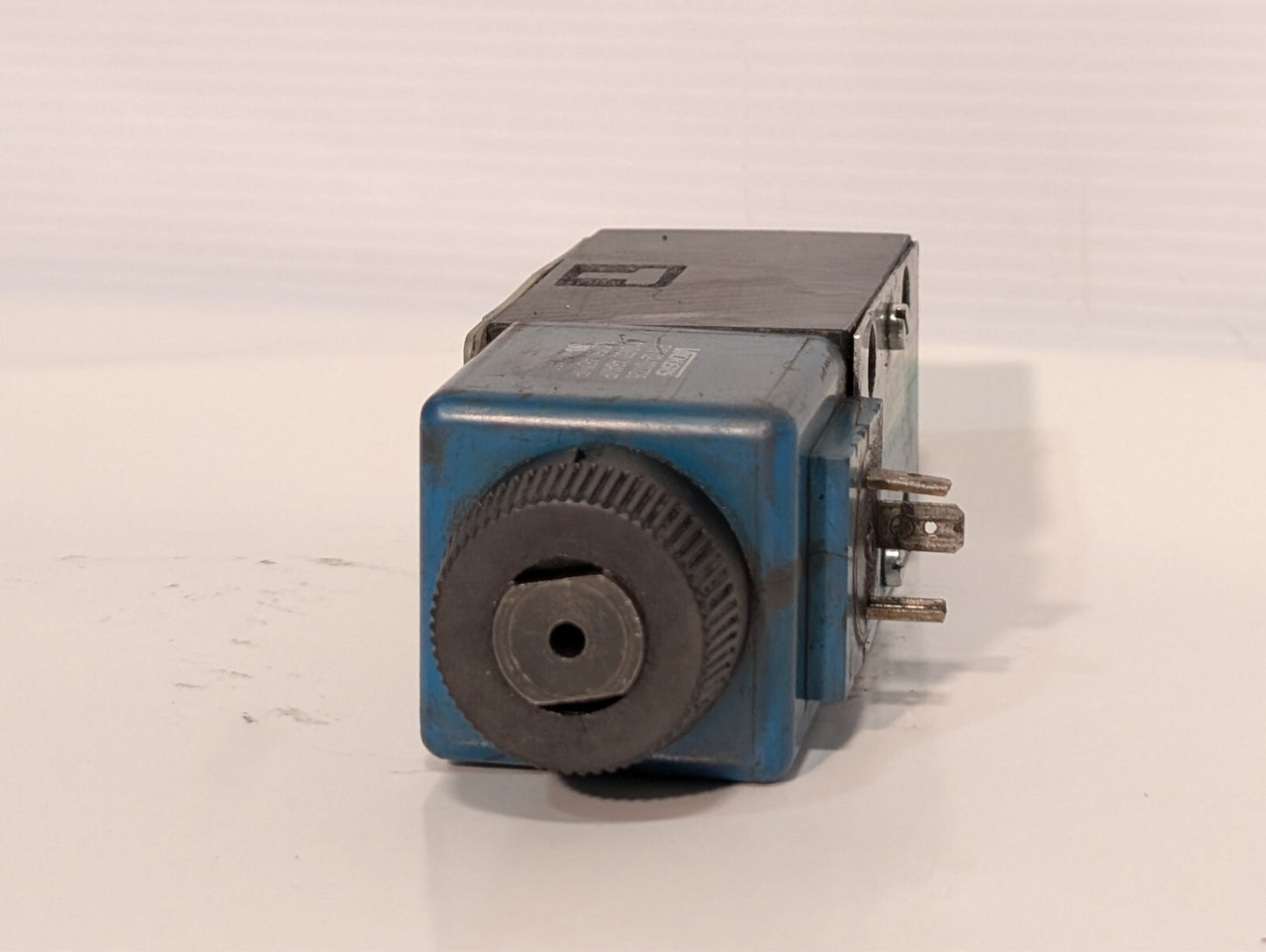 Vickers 02-101726 Solenoid Coil ONLY (DG4V-3S-2A-M-U-B5-60 Valve sold separate)