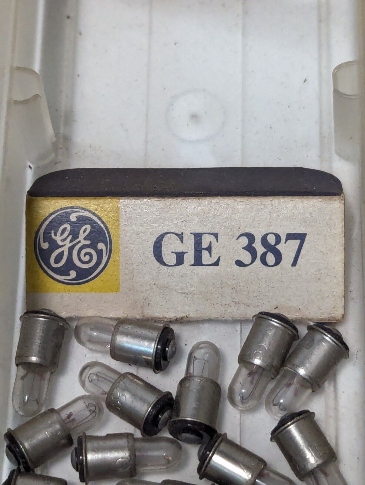 Large lot of assorted small light bulbs: GE 387, KPR102, MPL 410AH, 60PSR, more