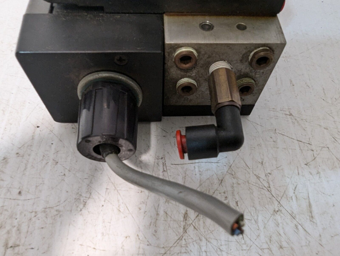 Taiyo Manifold Block w/ 3 SRS1-8S DC24V Solenoid Valves - Free Shipping