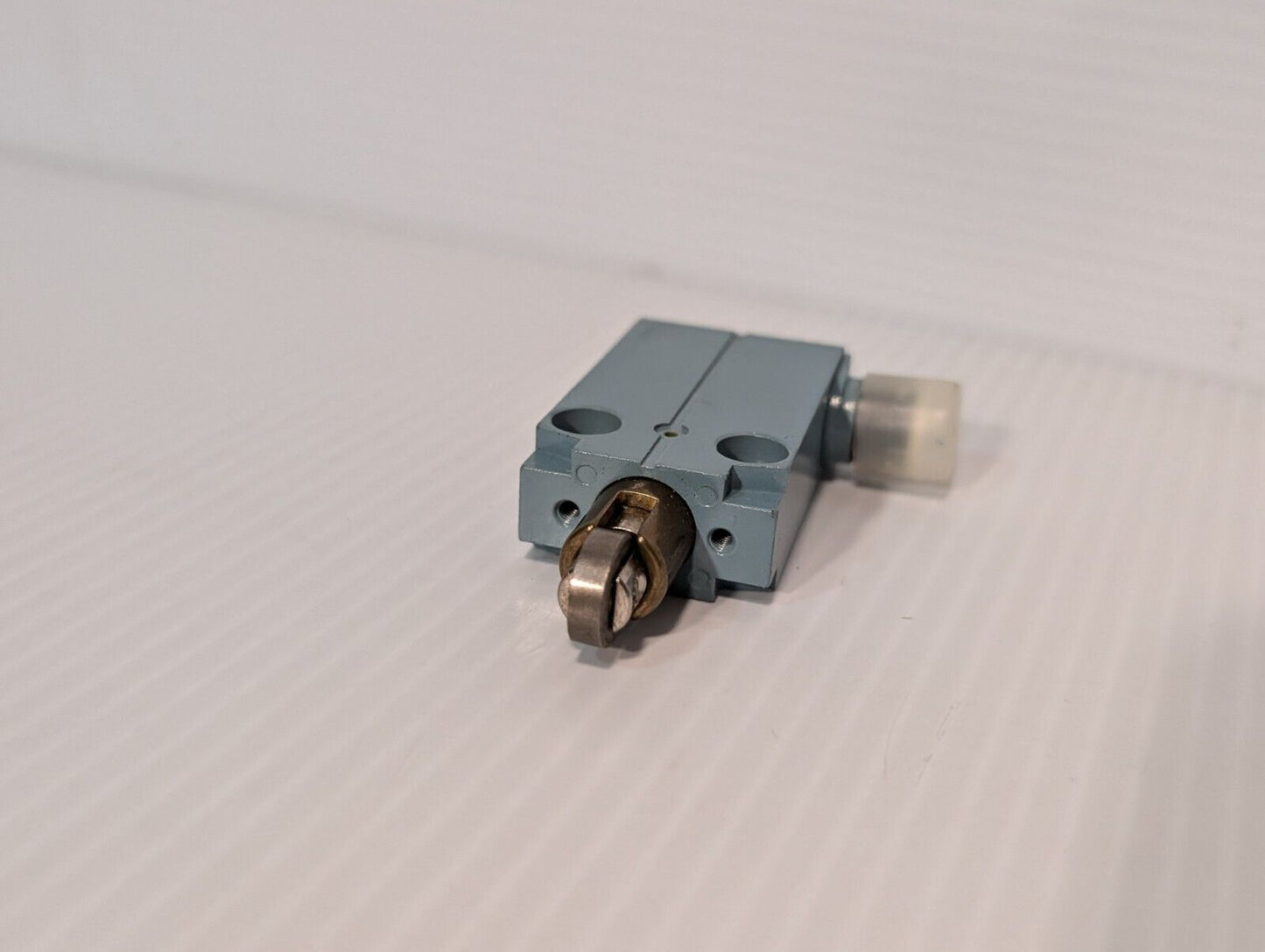 Telemecanique XCM-A103T200 Roller Plunger Limit Switch, 4A, 24VAC as pictured