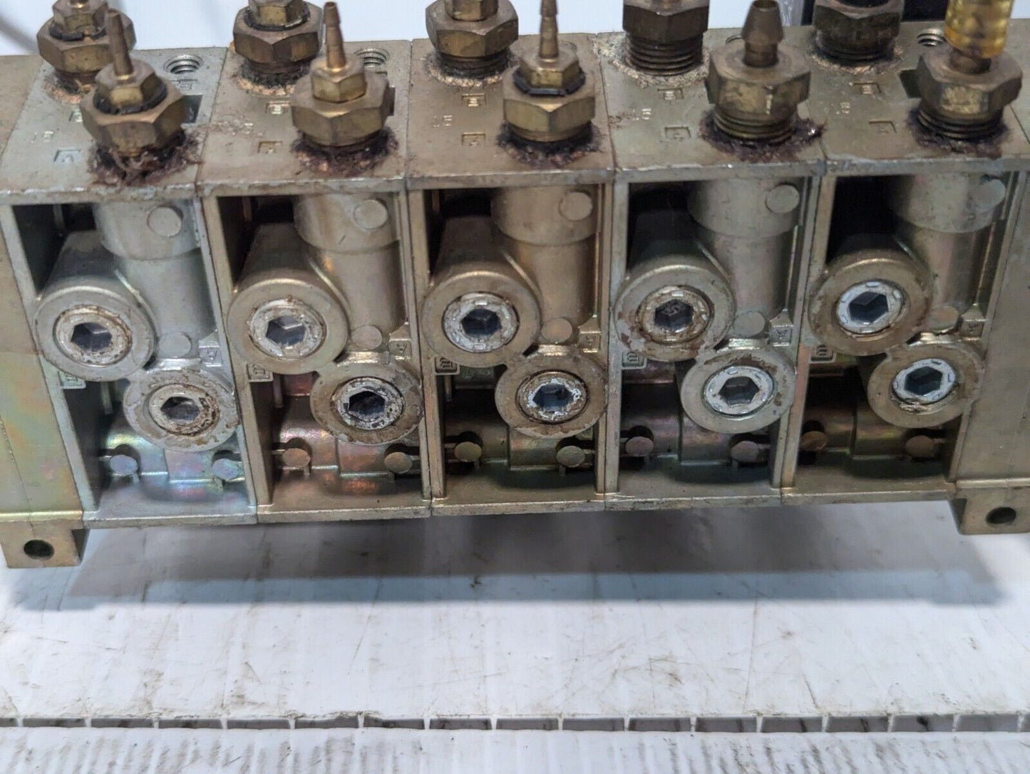 Numatics Valve Assembly w/ (1) 031SA400E, (2) 031SS4002, (2) 031SA4004 &Manifold