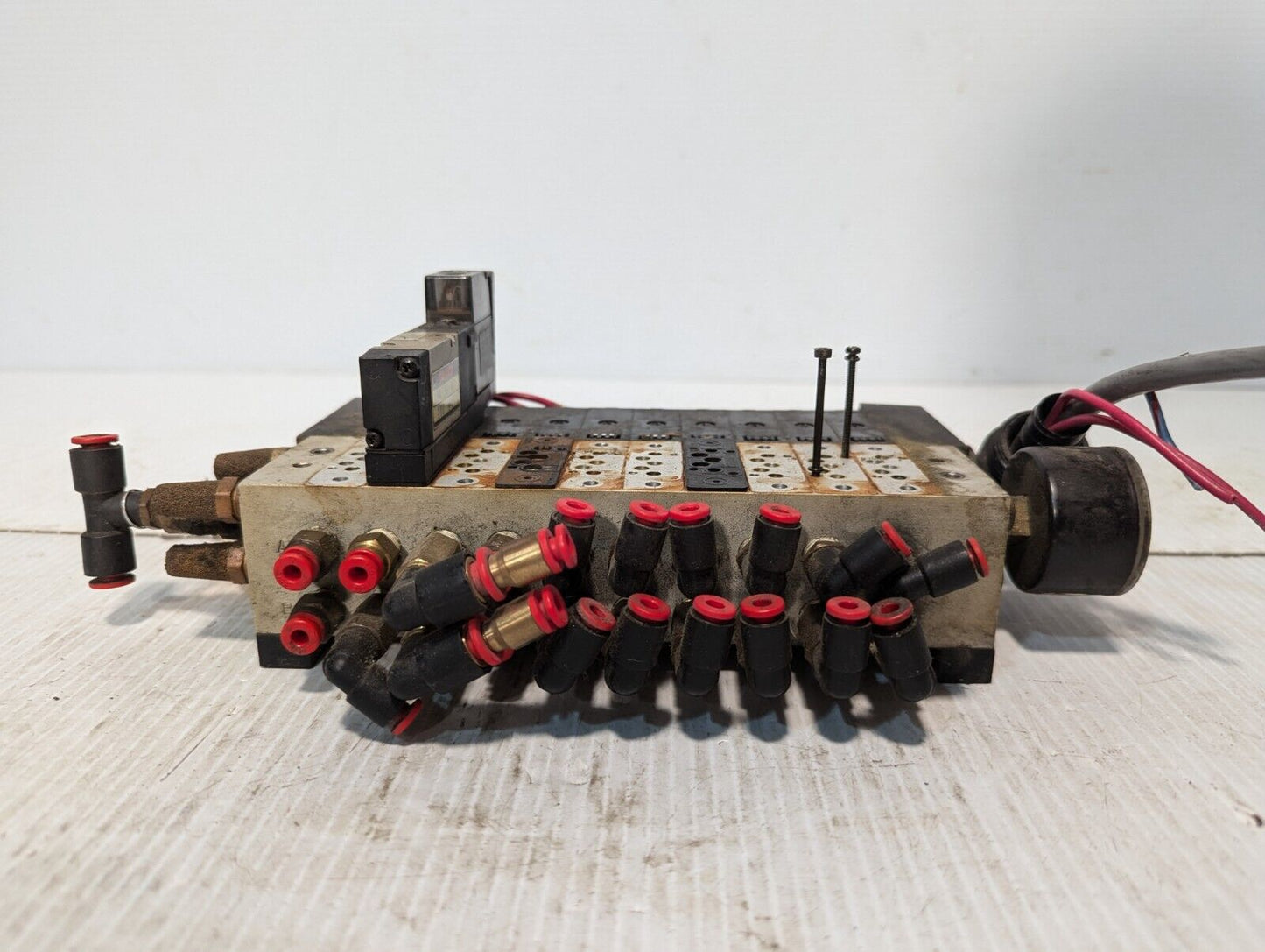 Taiyo Manifold Bank with 1 Taiyo USR530-RT8  Solenoid Valve - Free Shipping