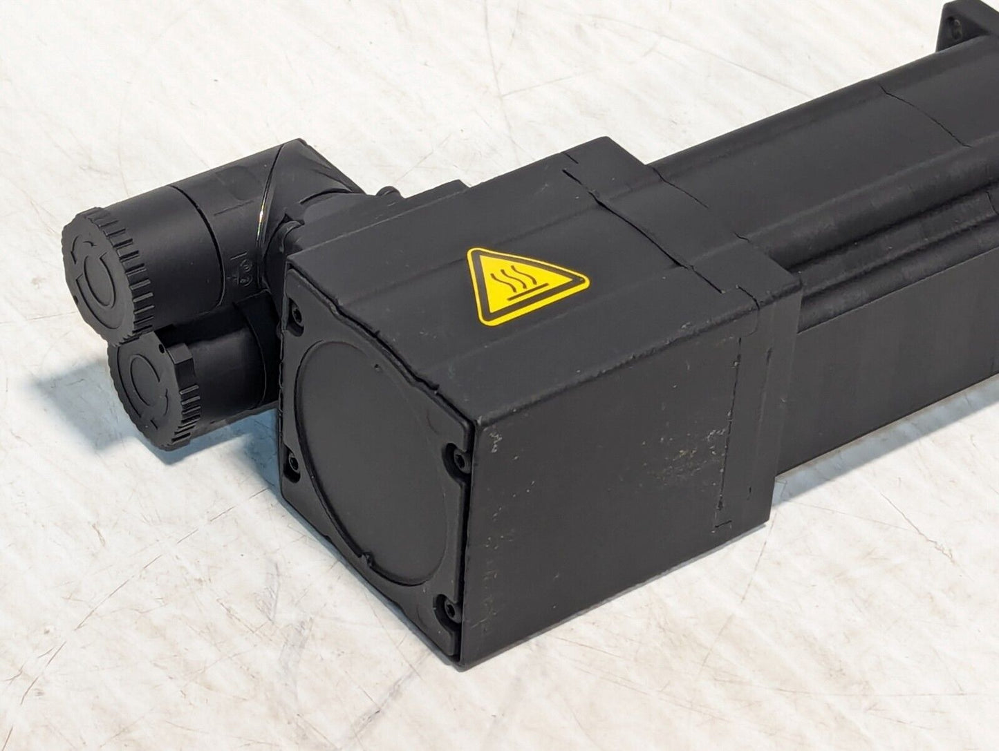 Lenze MCS 06F41LRS0P1-A11N-ST5S00N-R2SU Servo Motor, 4050rpm, 165v, 0.68hp