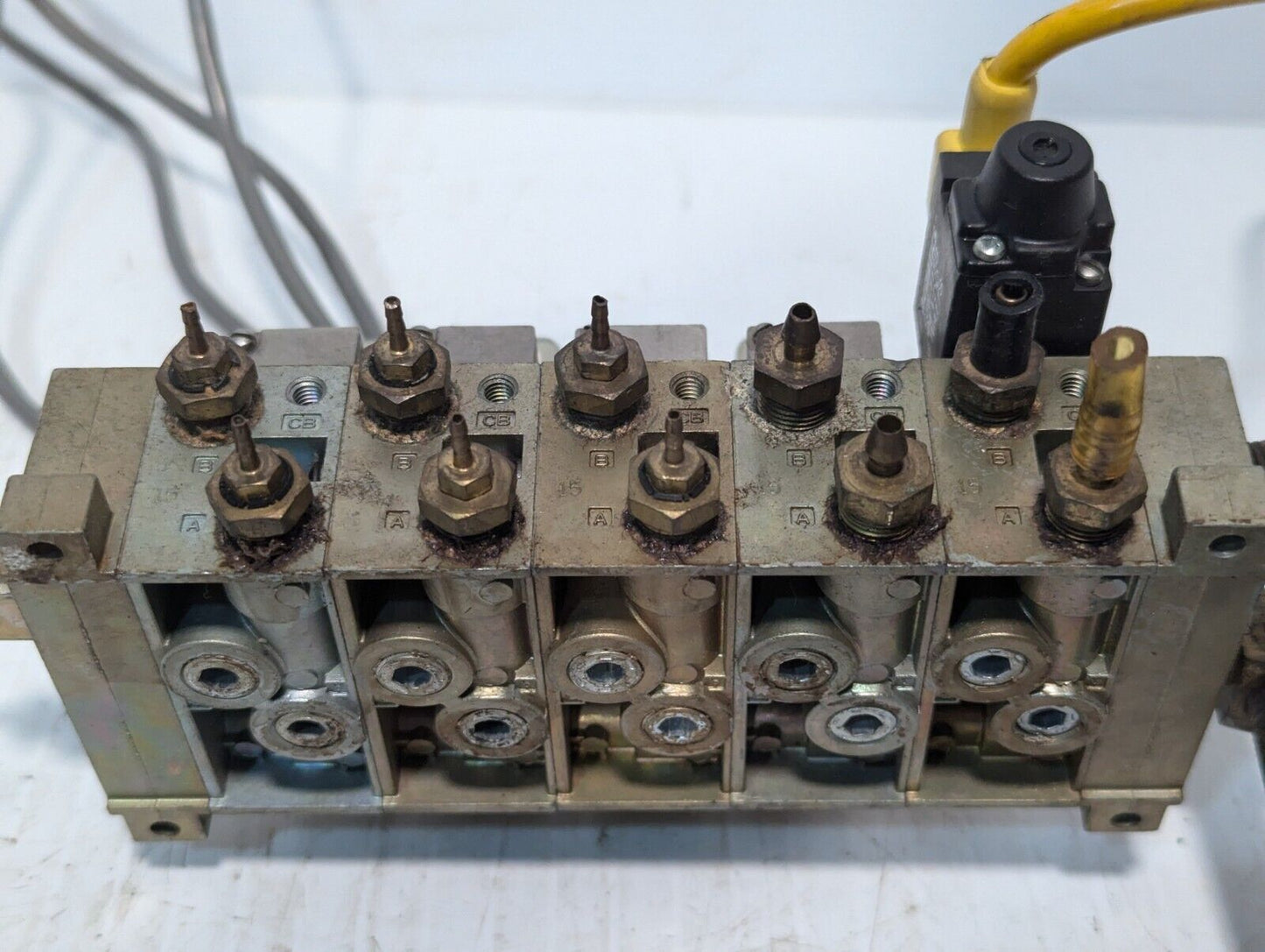 Numatics Valve Assembly w/ (1) 031SA400E, (2) 031SS4002, (2) 031SA4004 &Manifold