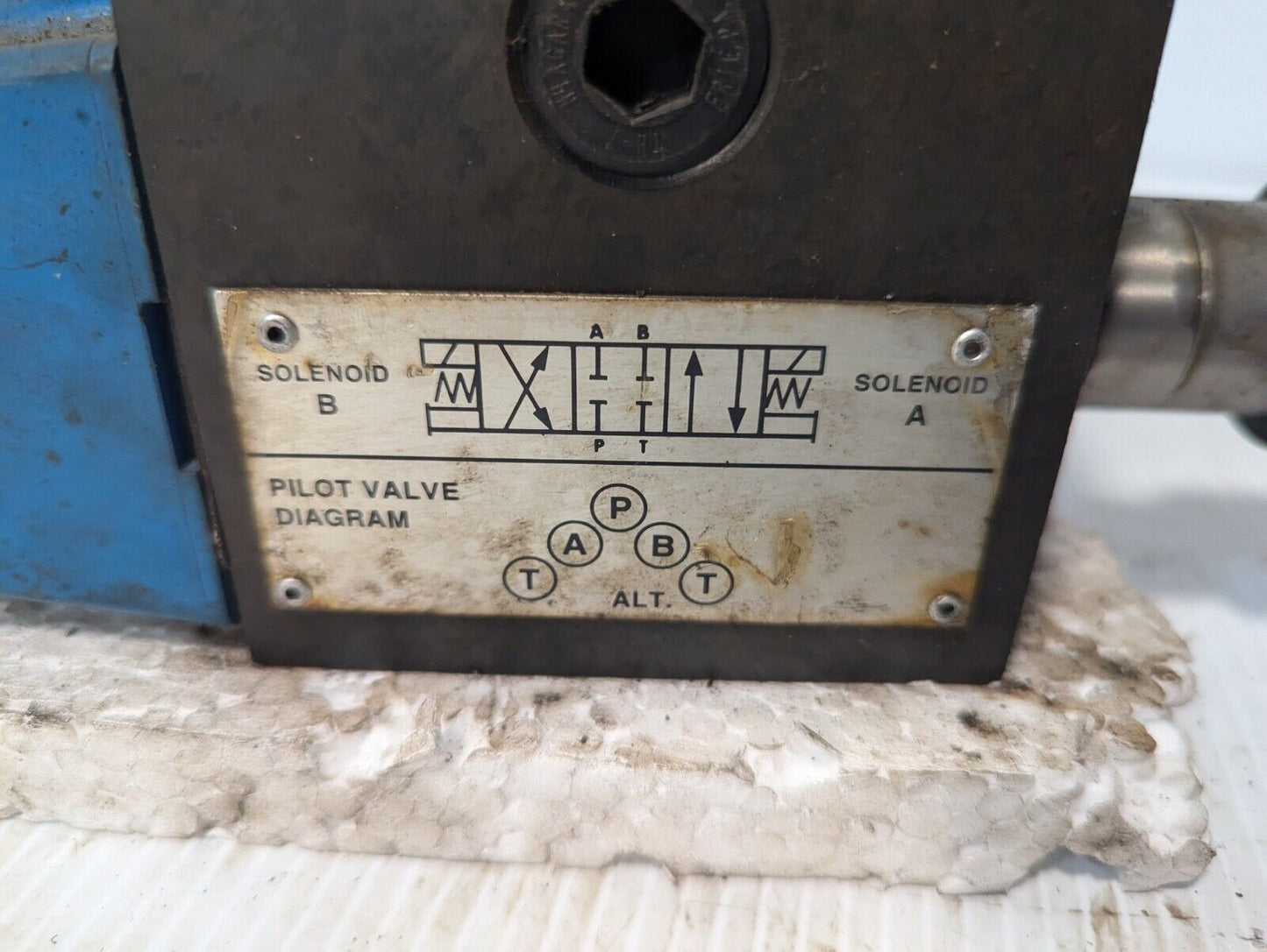 Vickers 02-119589 DG4S4L 012C B 60 directional valve, pilot valve -Free Shipping