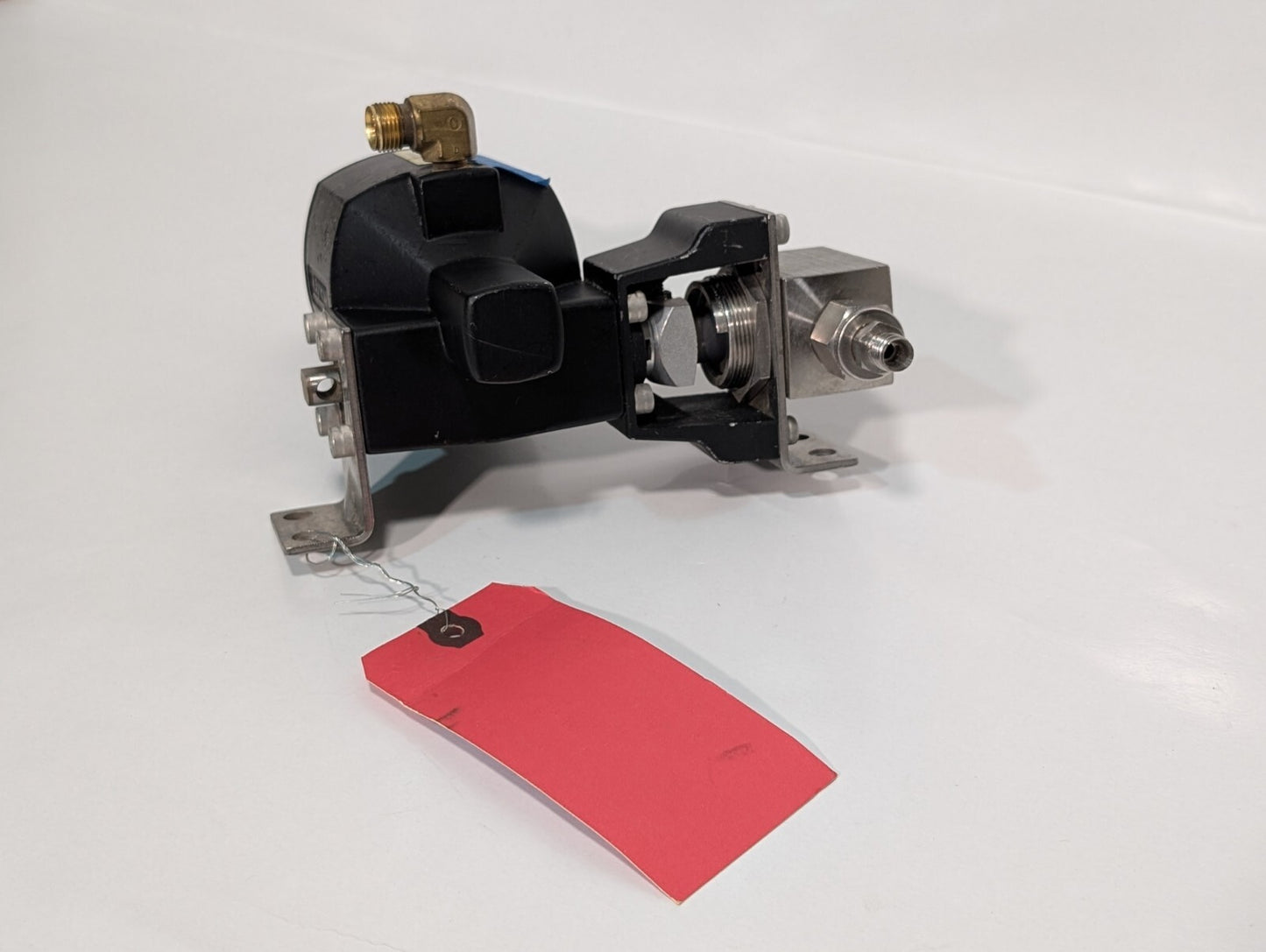 Whitey 133 SR Spring Return Pneumatic Actuator w/ SS-45S8-W1-33C Ball Valve
