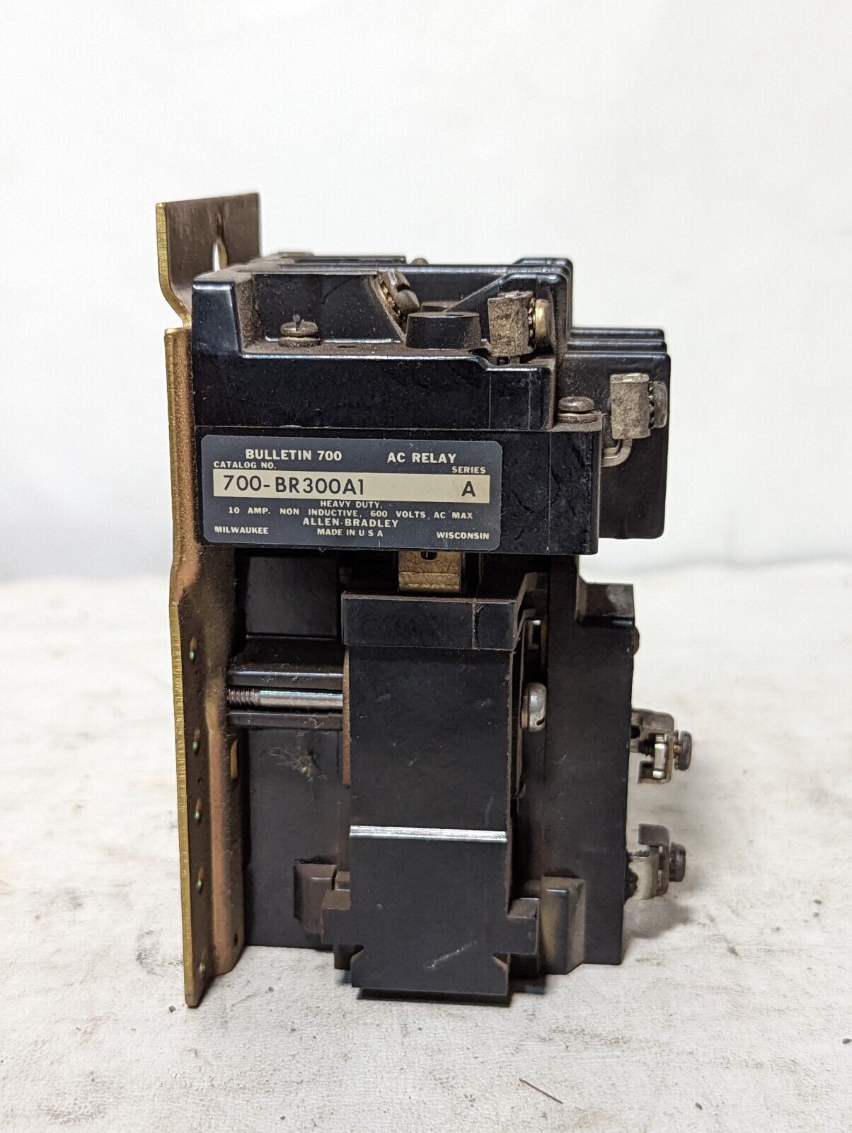 Allen Bradley 700-BR300A1 AC relay, 600VAC, 10A max, 76A86 110/120V coil