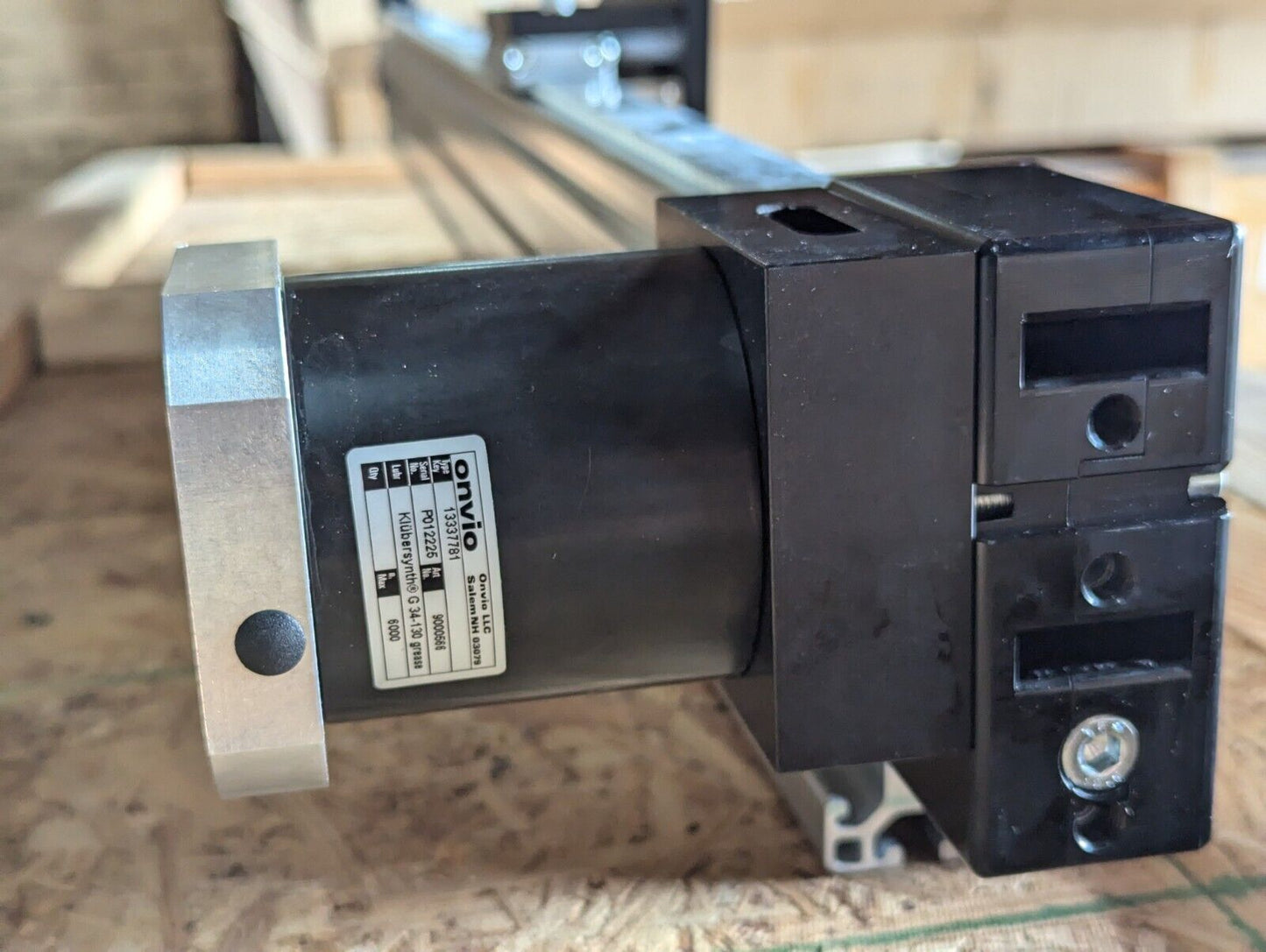 Macron 8676A01 Linear Rail Actuator w/Onvio 9000566 Reducer / 3915-11-000-0415