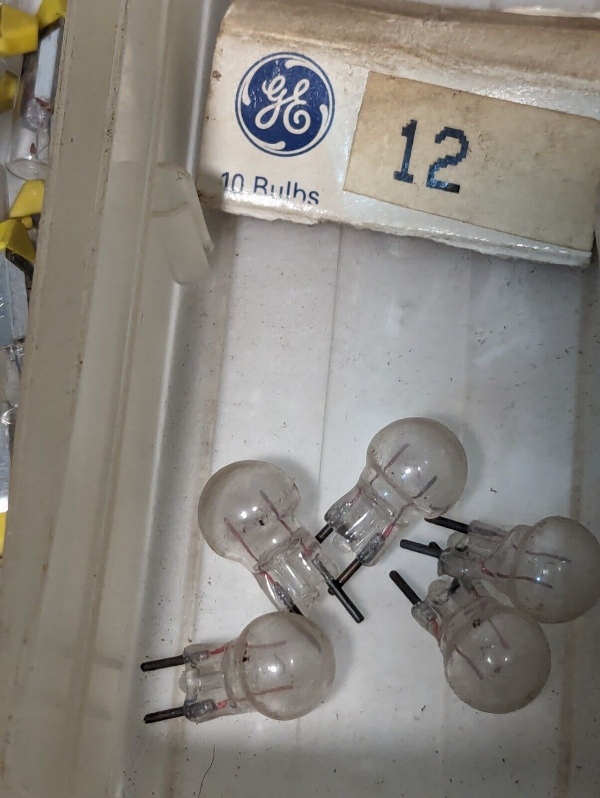 Large lot of assorted small light bulbs: GE 387, KPR102, MPL 410AH, 60PSR, more