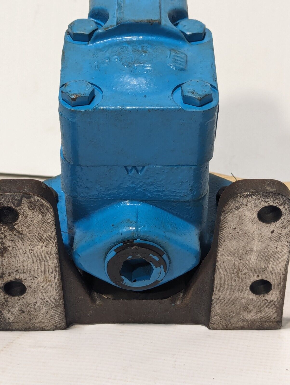 Vickers V10 1P4P 1A20 Hydraulic Vane Pump w\ Mounting Bracket - Free Shipping