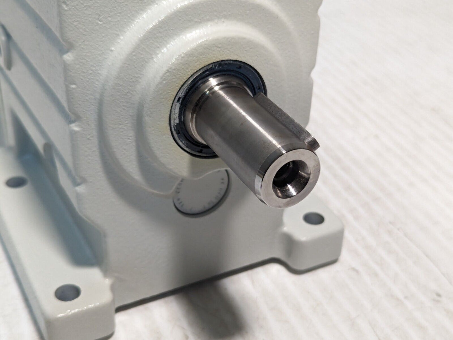 Lenze MCS 09H41LRS0B0-Z0D0-ST5S00N-R2SU Servo Motor - Free Shipping