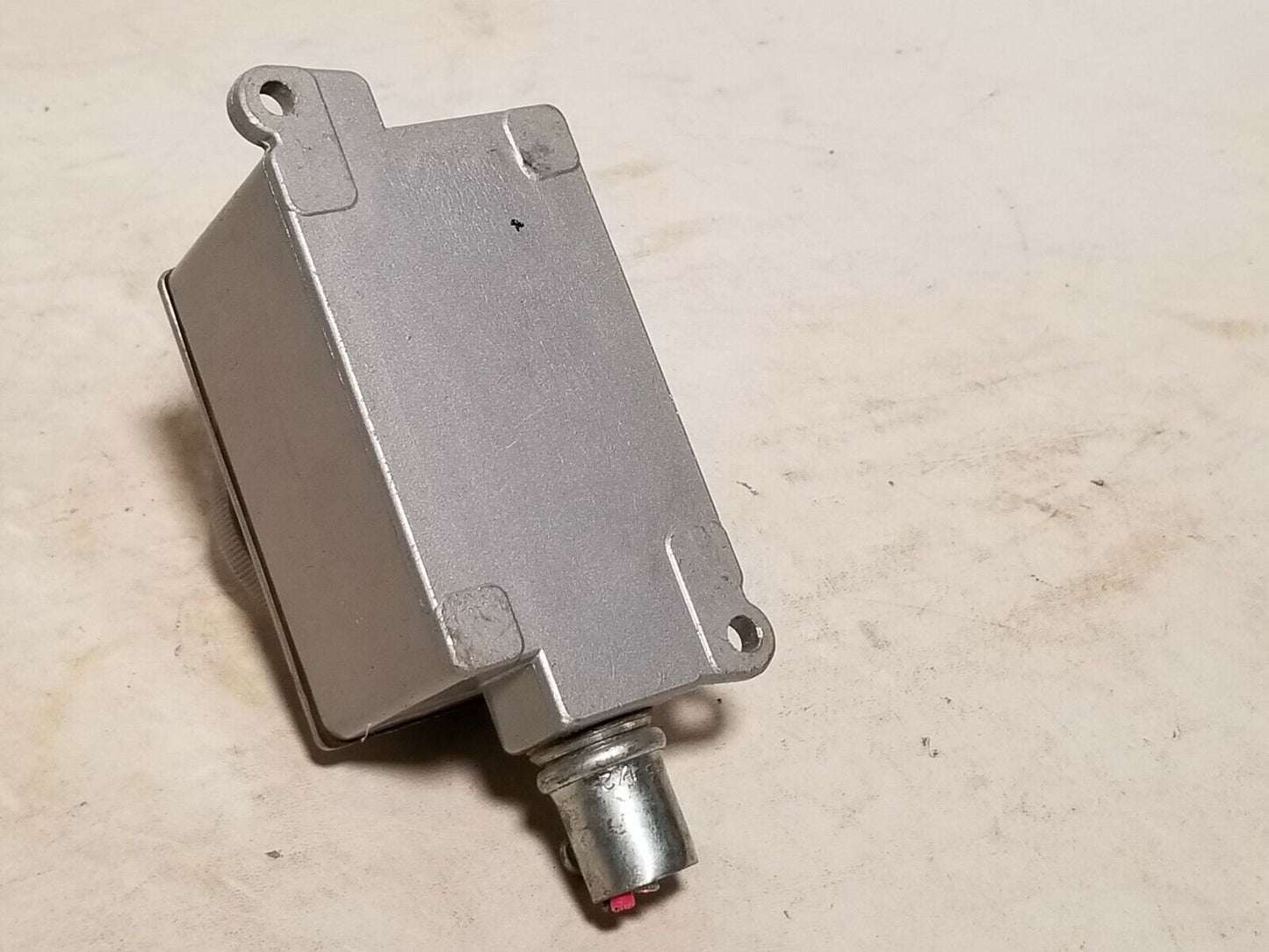 Russellstoll 3754 receptacle, 20A@600VAC, 30A@250V, 3 pole