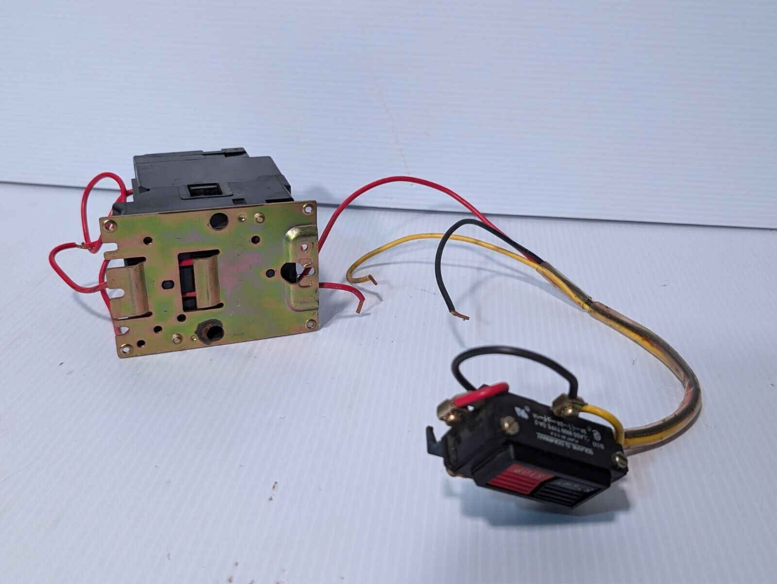 Square D 8536SBG2 motor starter, NEMA sz 0, 3HP, 220/240VAC coil