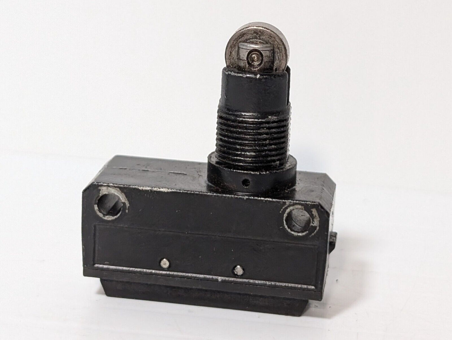Yamatake SL1-A Limit Switch, Roller Plunger, SPDT, 5A, 250vac \ 30vdc