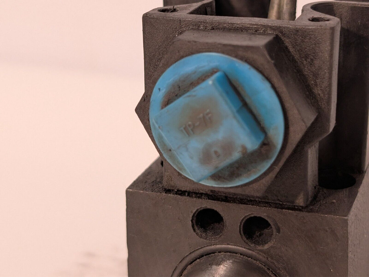 Vickers 02-101731 and Unidentified Hydraulic Valve