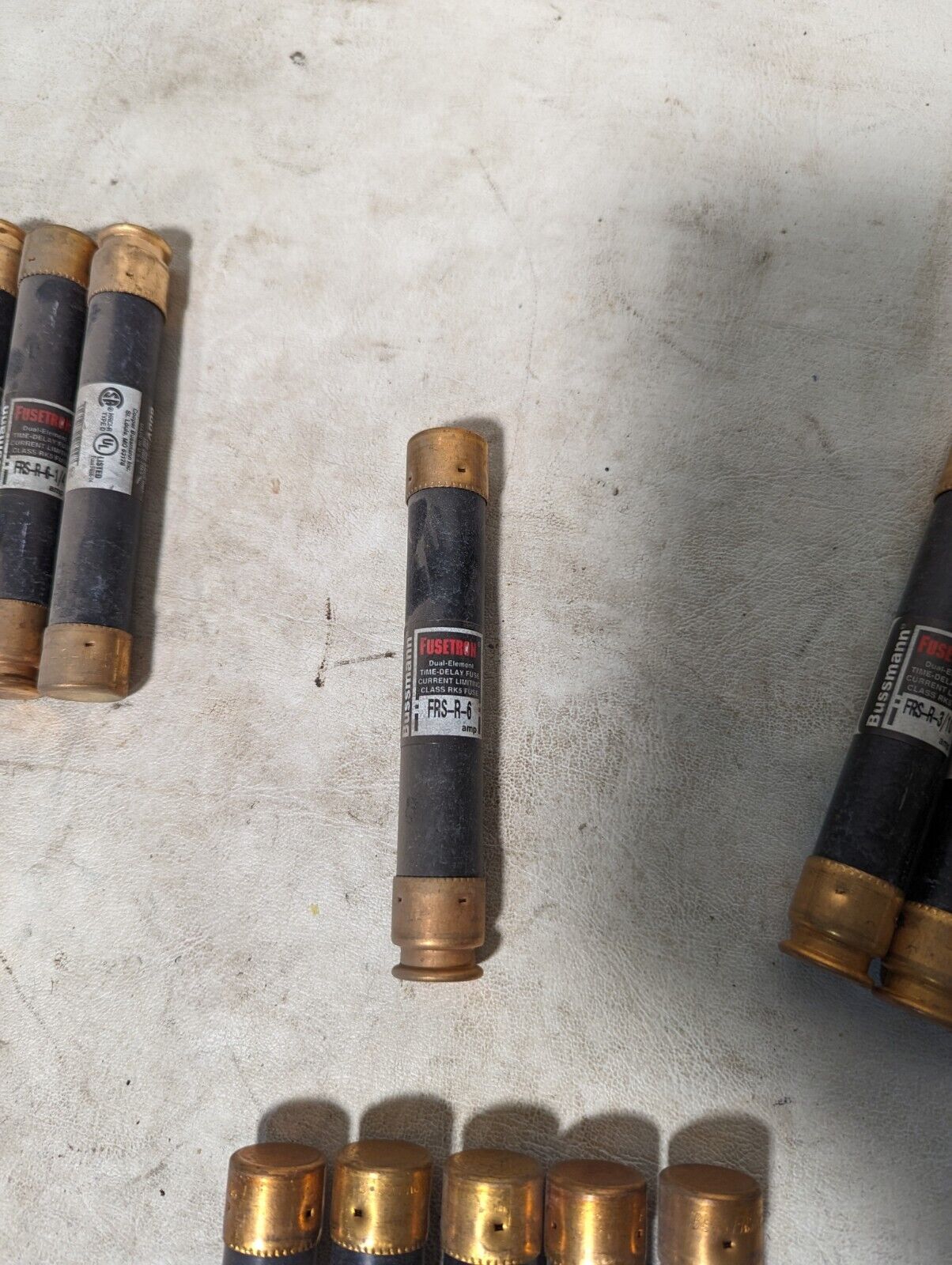 Large lot of 100 FRS-R fuses, 18xFRS-R-9, 15xFRS-R-8, 7xFRS-R-6-1/4, 1xFRS-R-6,