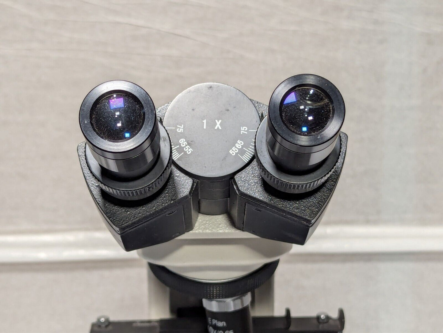 Accu-Scope 3015 Microscope With 4x, 10x, 40x And 100x Oil Objectives