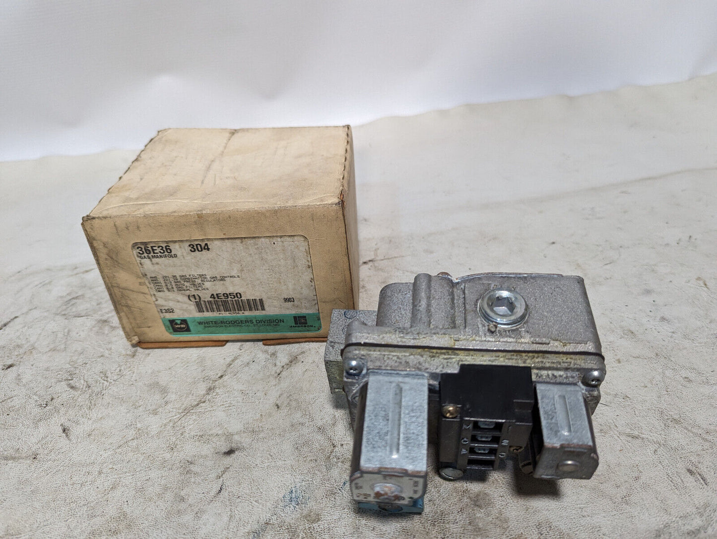 White-Rodgers 36E36 Gas Manifold in Box, 4E950
