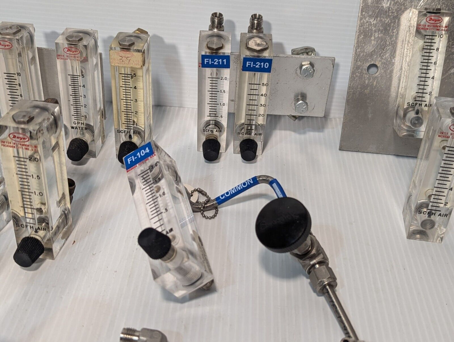 (1) Dwyer VFA-4-SSV Flow Meter 1-10 Scale SCFH Air