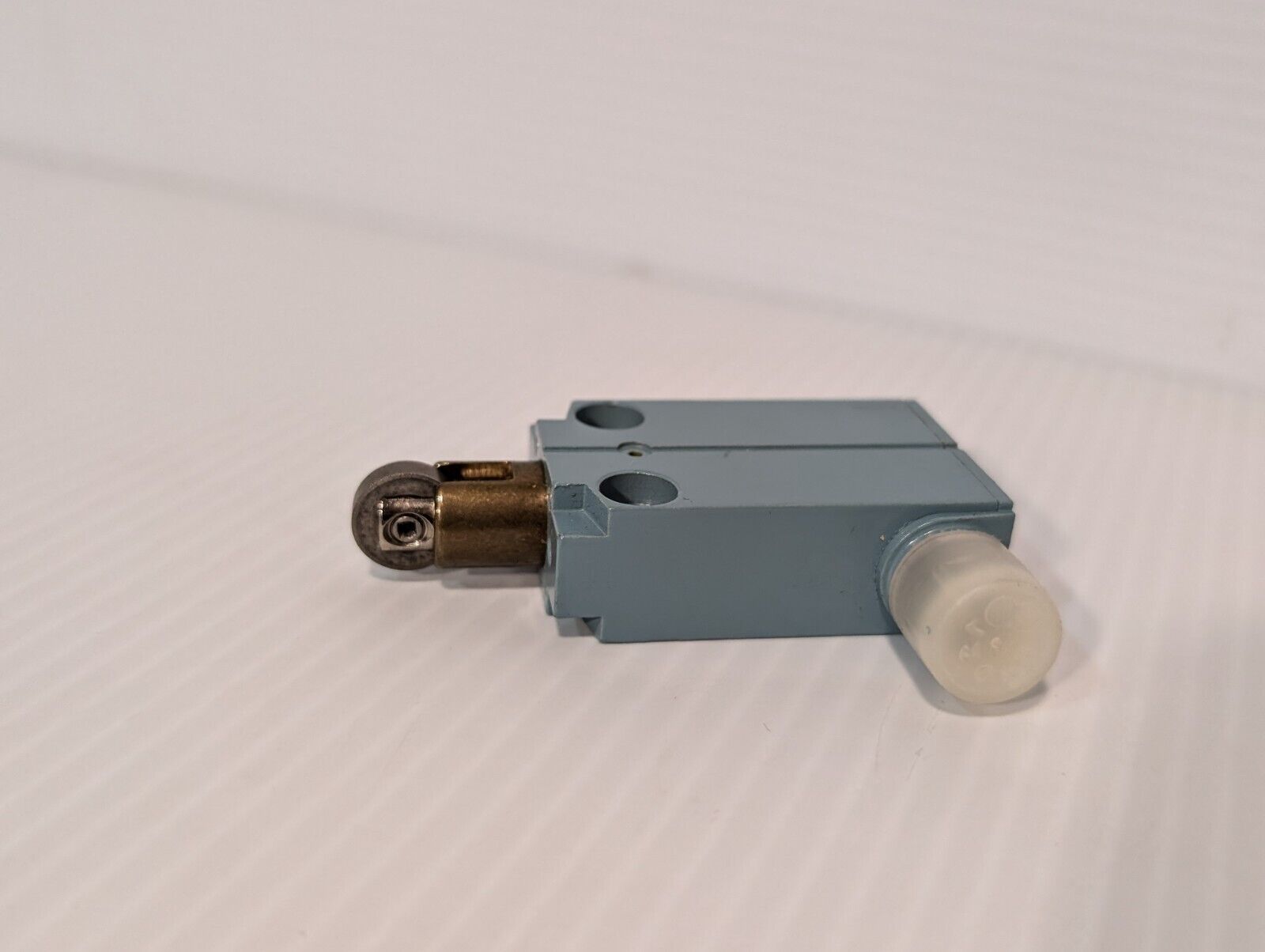 Telemecanique XCM-A103T200 Roller Plunger Limit Switch, 4A, 24VAC as pictured