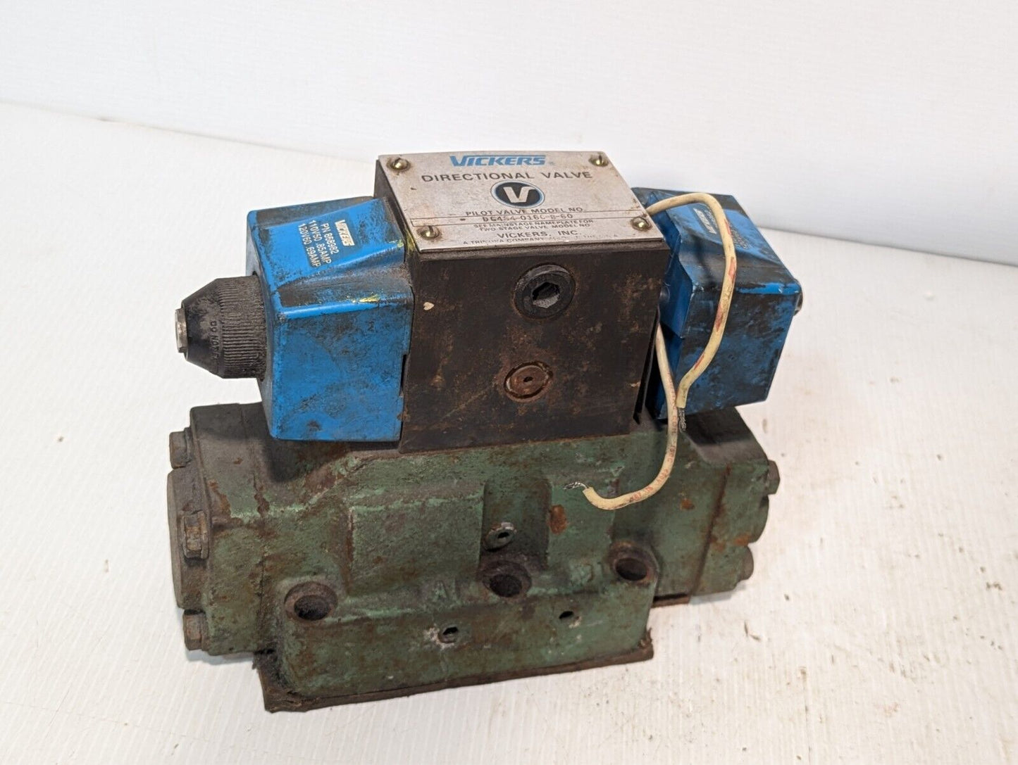 Vickers DG4S4-016C-B-60 Hydraulic Directional Valve+Returns