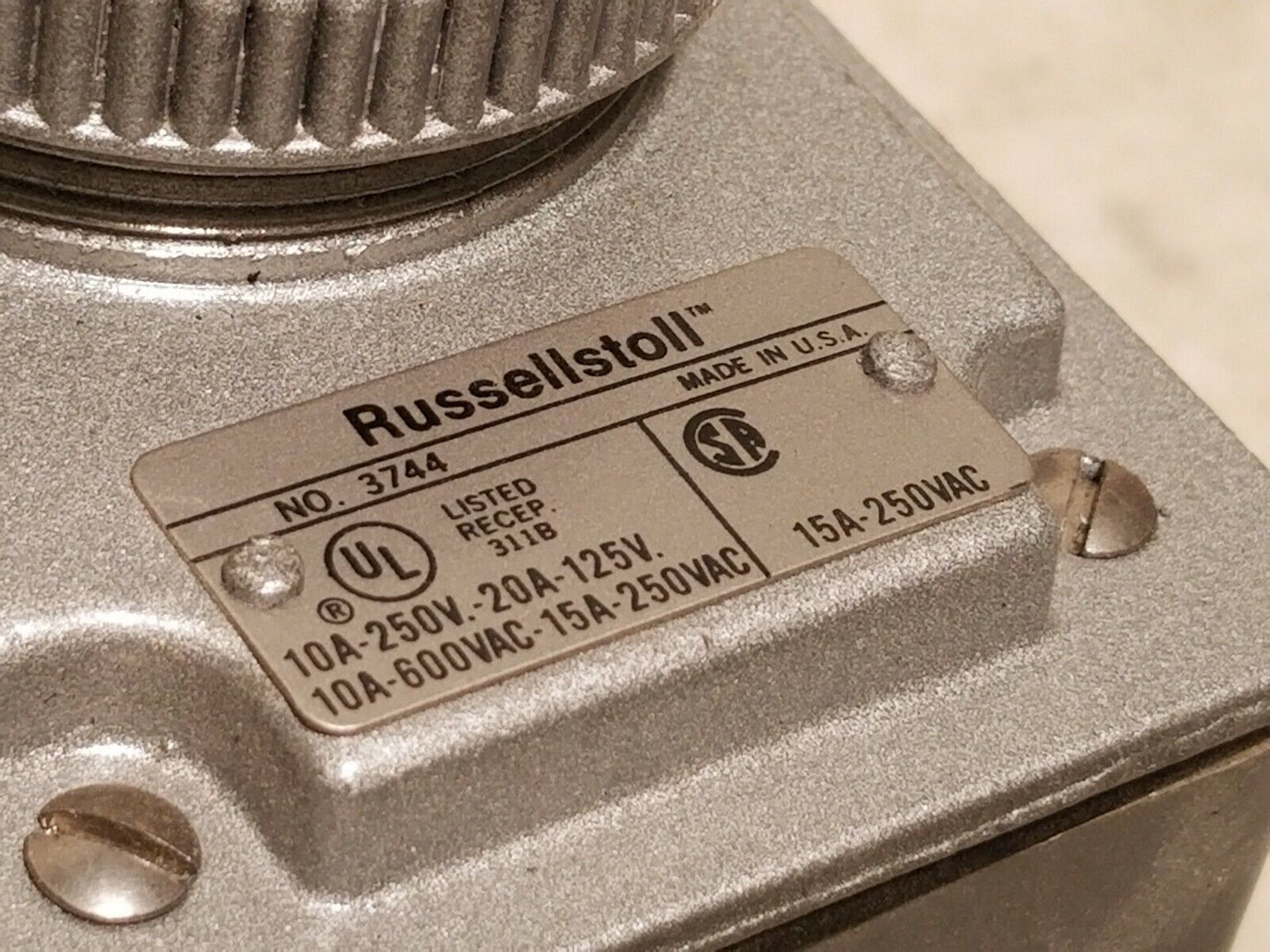 Russellstoll 3744 receptacle, 10A@250V, 20A@125V, 10A@600VAC, 15A@250VAC, 3 pole