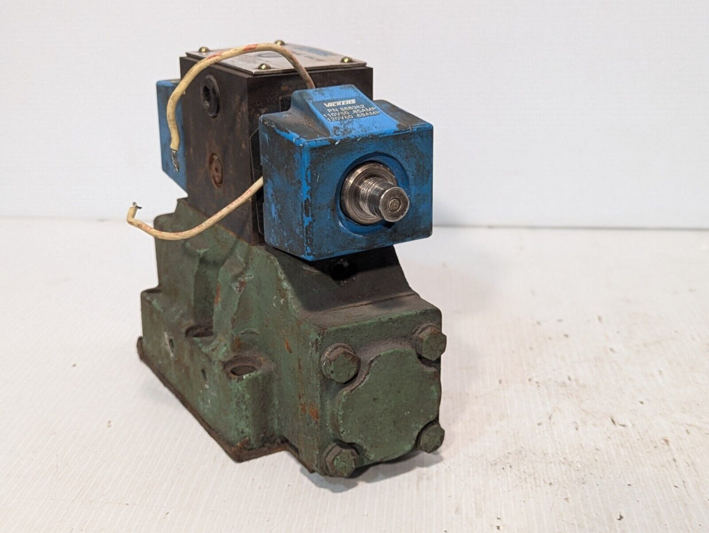 Vickers DG4S4-016C-B-60 Hydraulic Directional Valve - Free Shipping+Returns