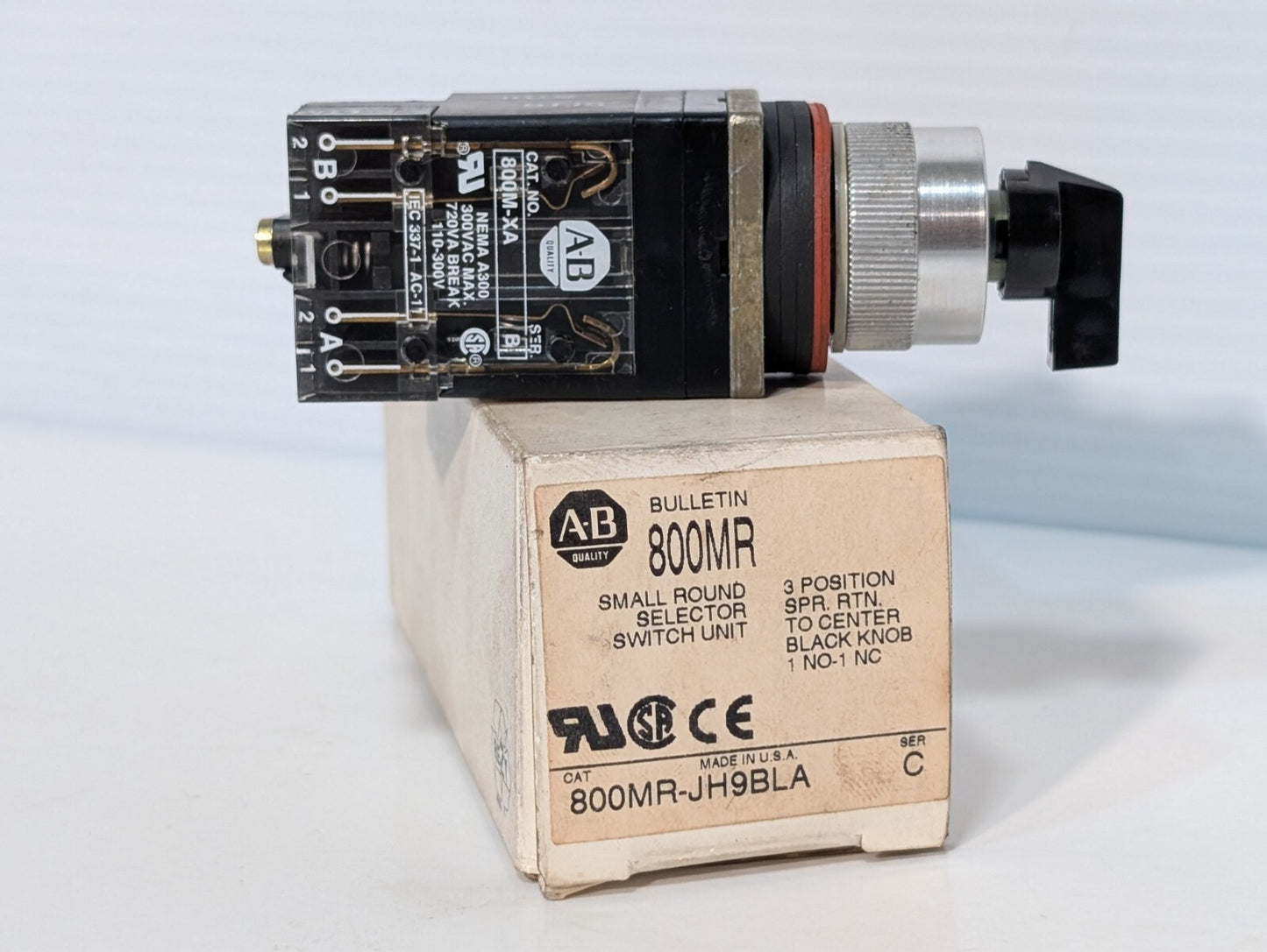 Allen Bradley 800MR-JX9B Ser. A 3 Pos Momentary Oil Tight Selector Switch