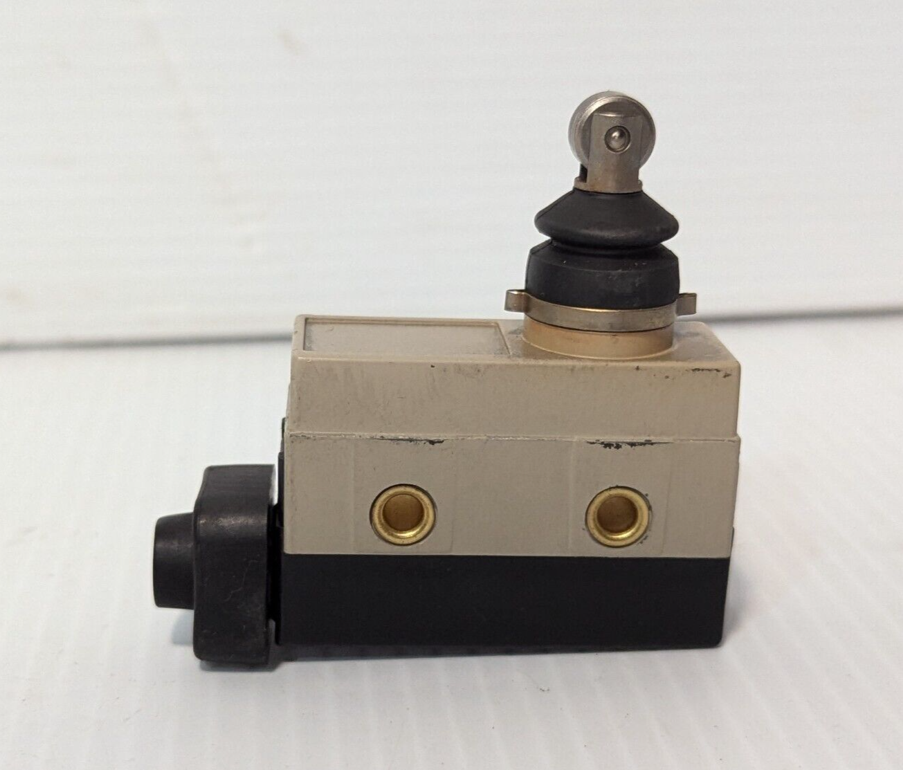 Omron Corporation ZC-N2255 Limit Switch, Roller, 10Amp, Max 250VDC,Free Shipping