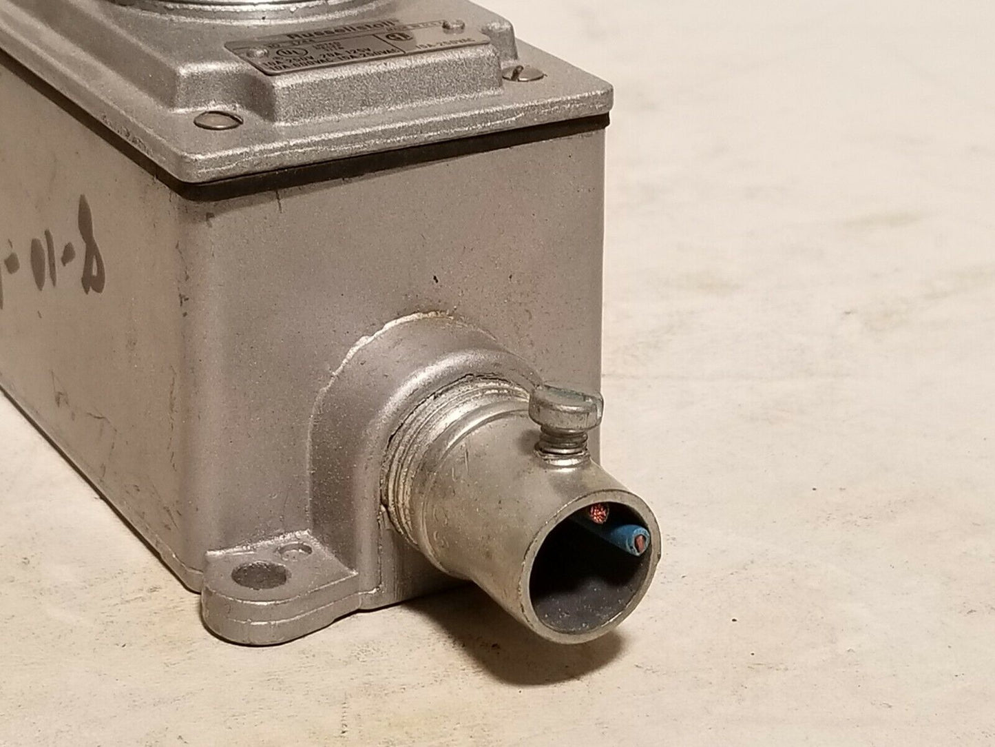 Russellstoll 3744 receptacle, 10A@250V, 20A@125V, 10A@600VAC, 15A@250VAC, 3 pole