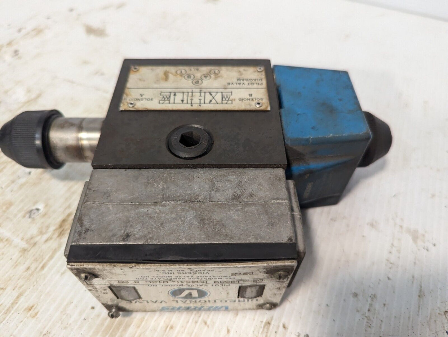Vickers 02-119589 DG4S4L 012C B 60 directional valve, pilot valve -Free Shipping