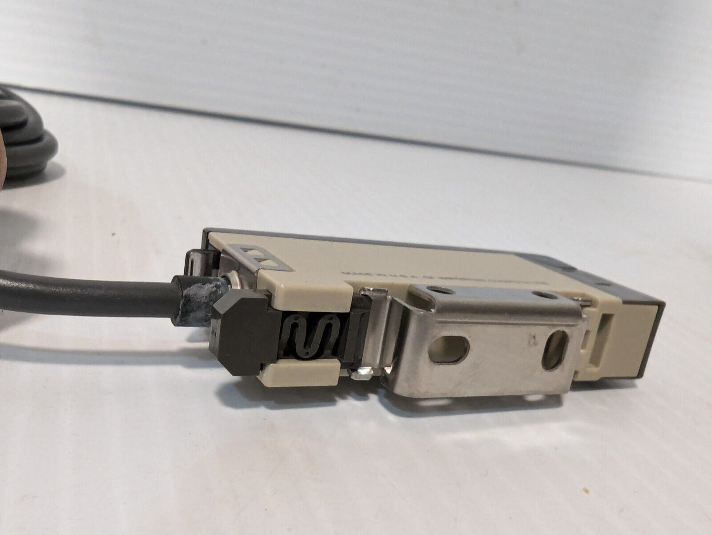 (Read) OMRON E3X-A51 PHOTOELECTRIC SENSOR 10-30VDC 2mm NIB-Free Shipping+Returns