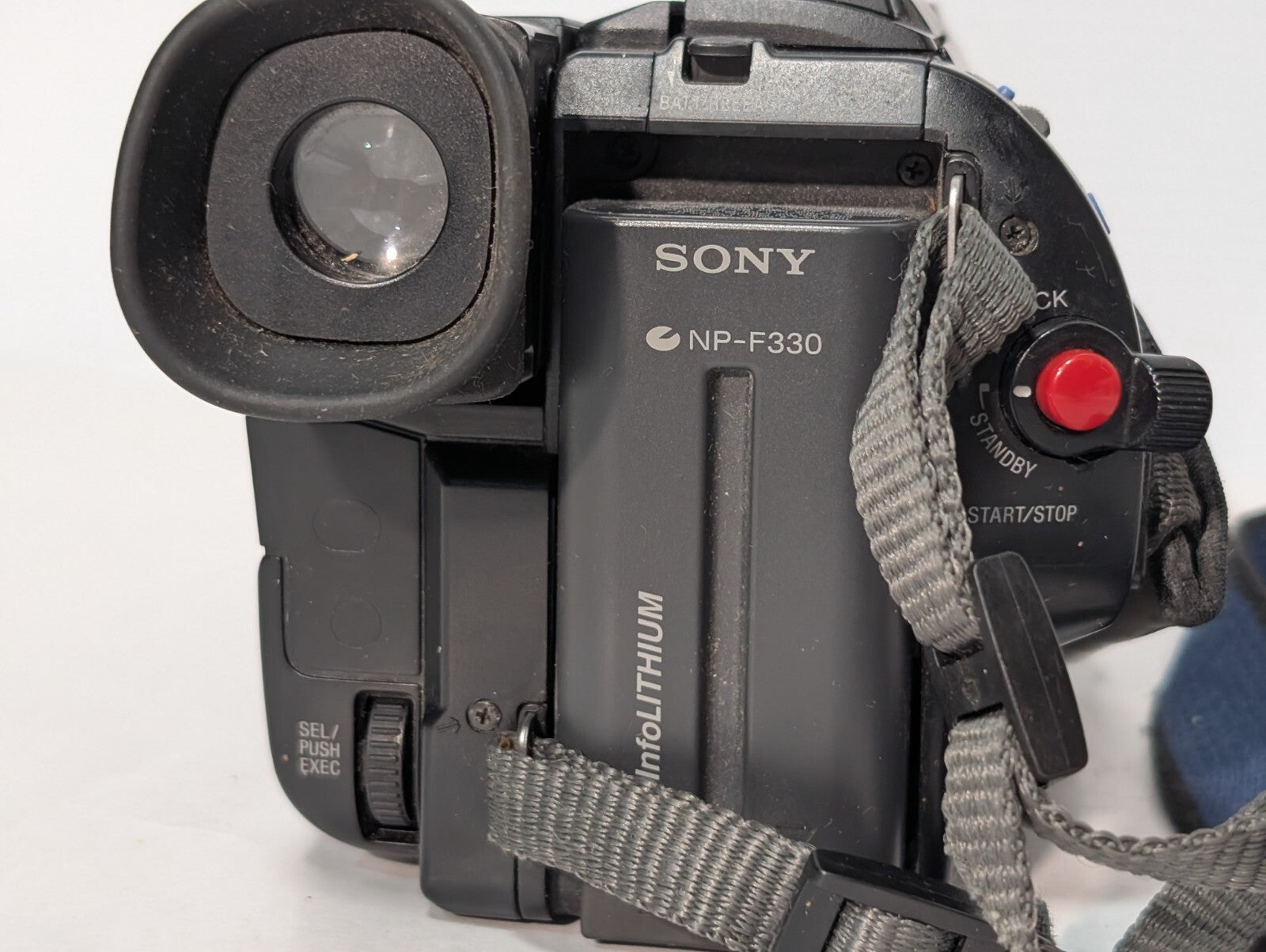 Sony CCD-TR67 Video8 Handycam 8mm Analog Camcorder With Battery + Power Adapter