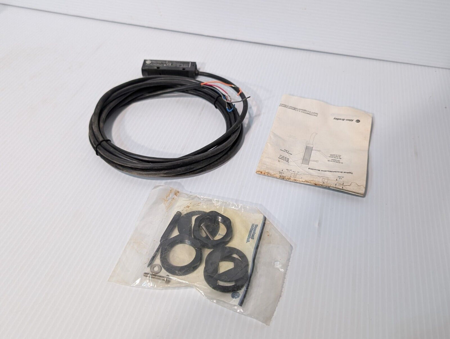 Allen Bradley 42SRU-6002 PhotoSwitch Retroreflective Control, 10-30VDC, 1 watt