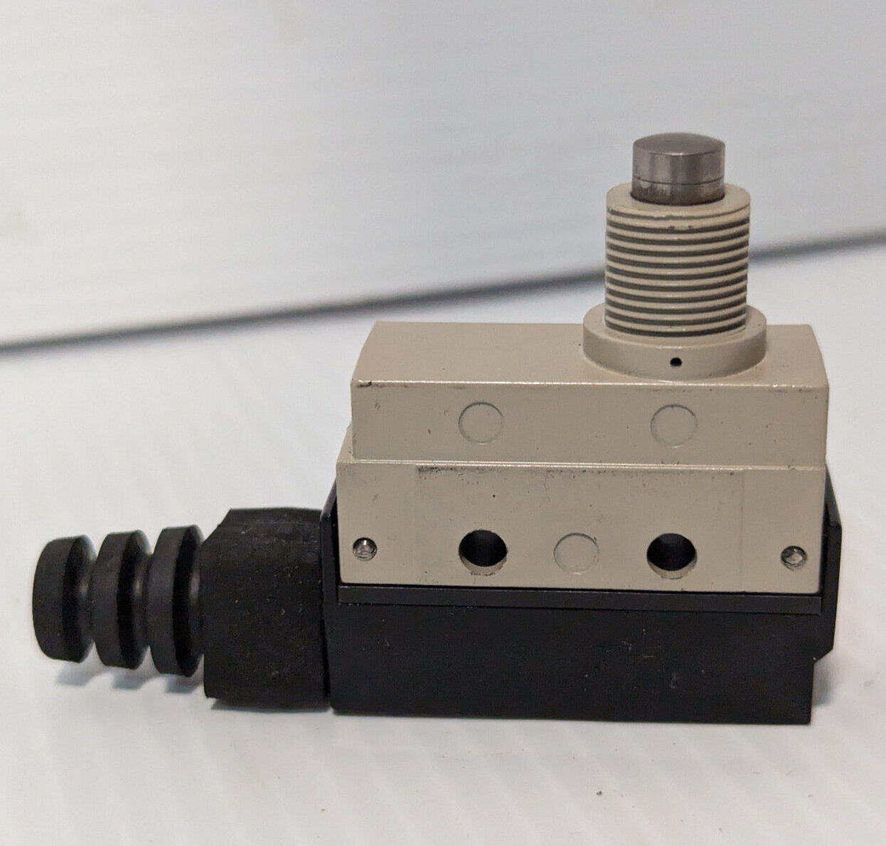 Omron SHL-D55 roller plunger limit switch, EN 60947-5-1, 250V, free shipping
