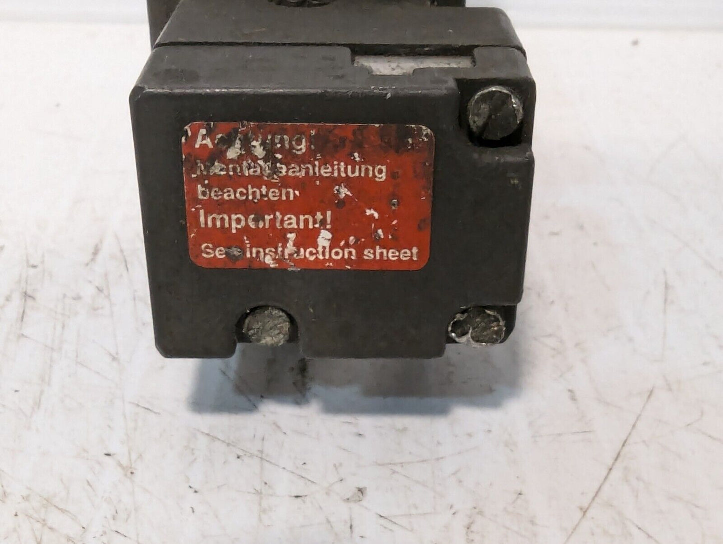 Euchner NZ1VZ-518 A Safety Switch Interlock 10AMP 250VAC, poor - Free Shipping