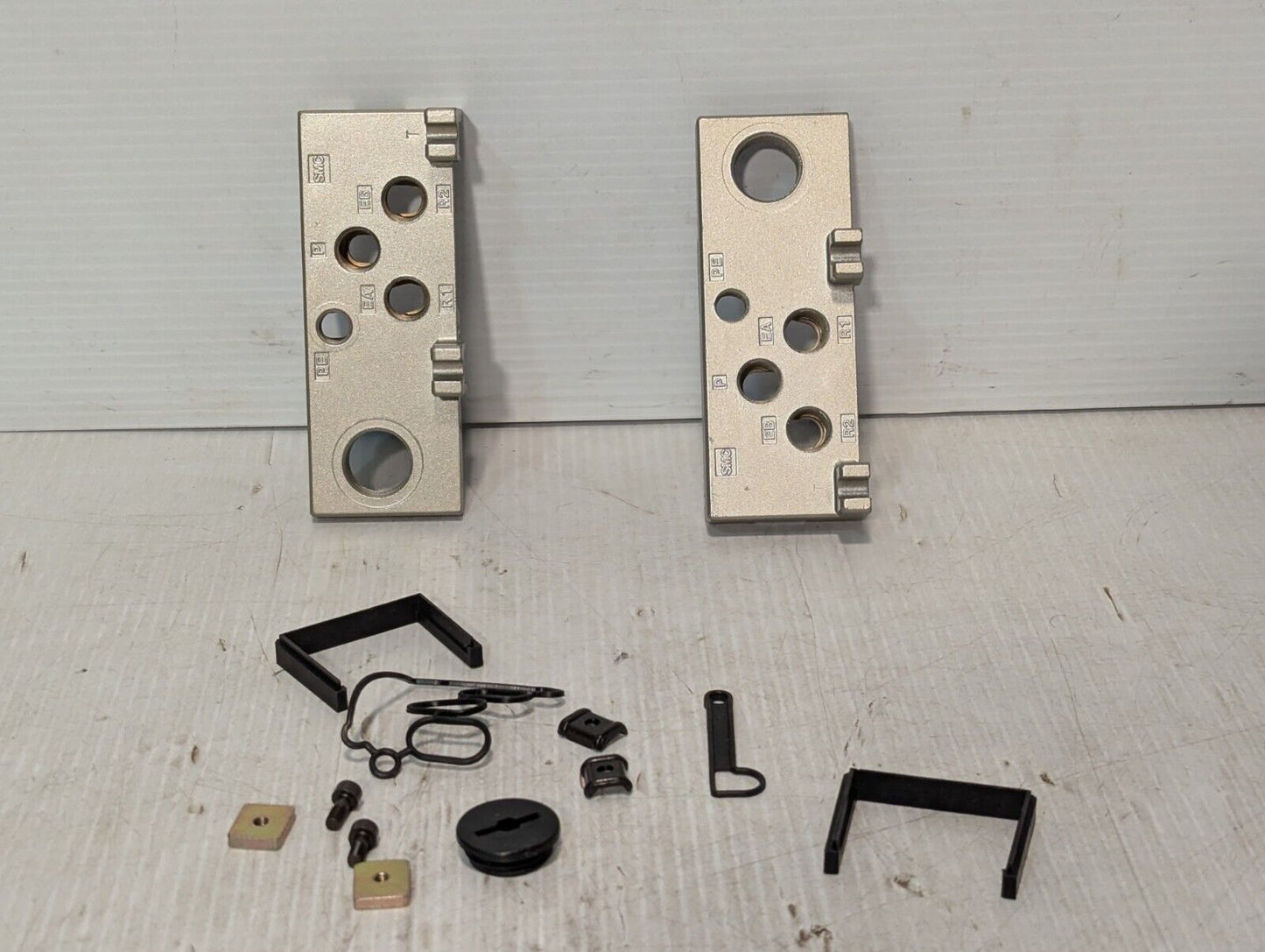 SMC ME202LR Manifold End Plate Assembly - Free Shipping