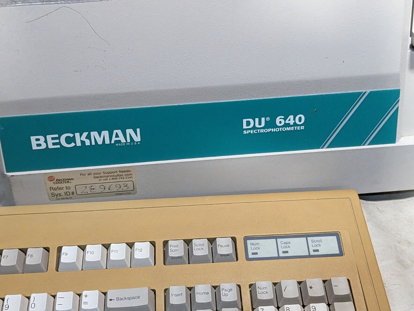 Beckman DU640 spectrophotometer with lots of accessories, manuals
