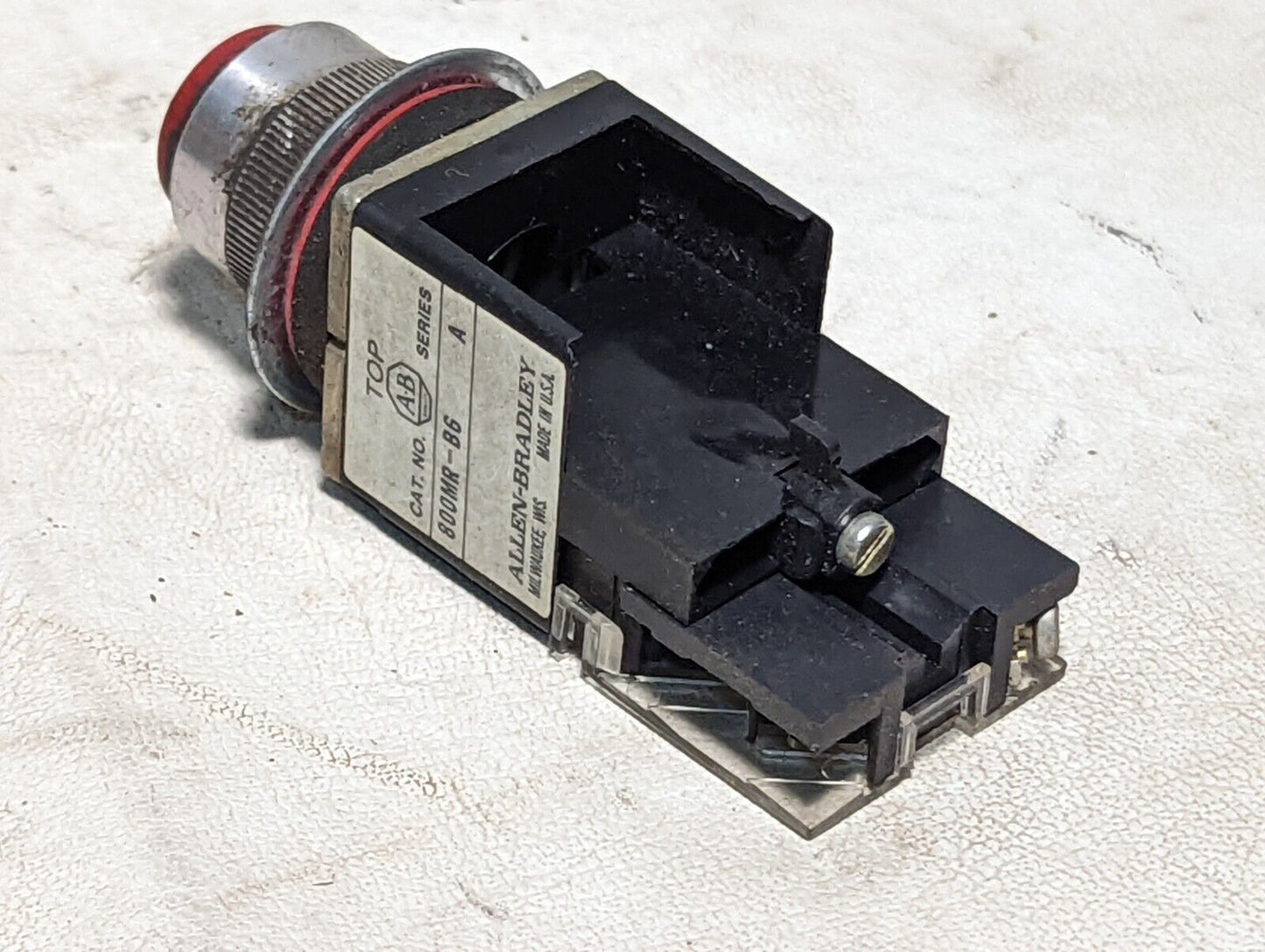 Allen-Bradley 800M-XD2K, ser. A, red pushbutton switch, 300VAC Max, 720VA break