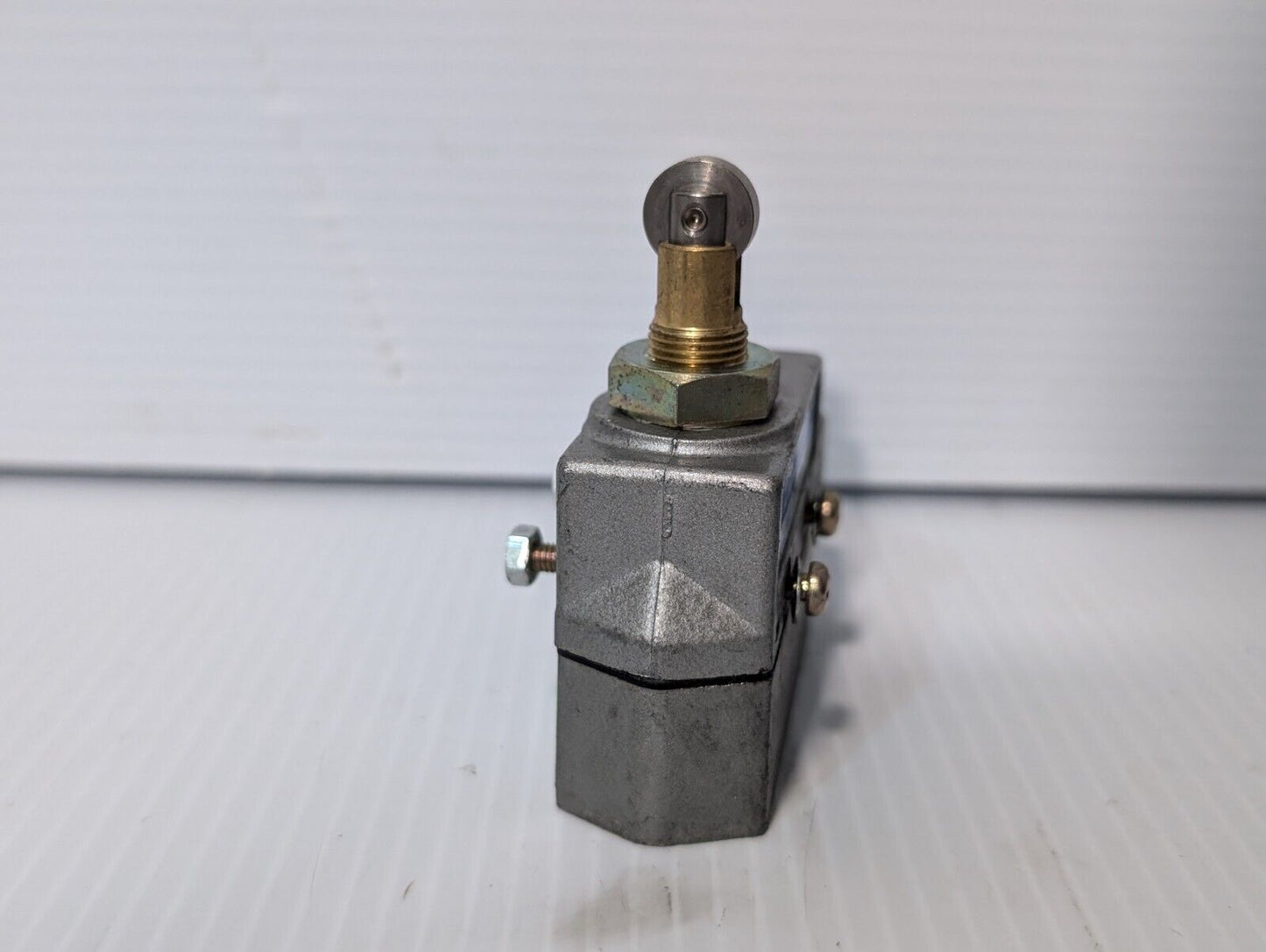 Yamatake Honeywell BZE6-2RQ81-J Micro Switch/Limit Switch - Free Shipping
