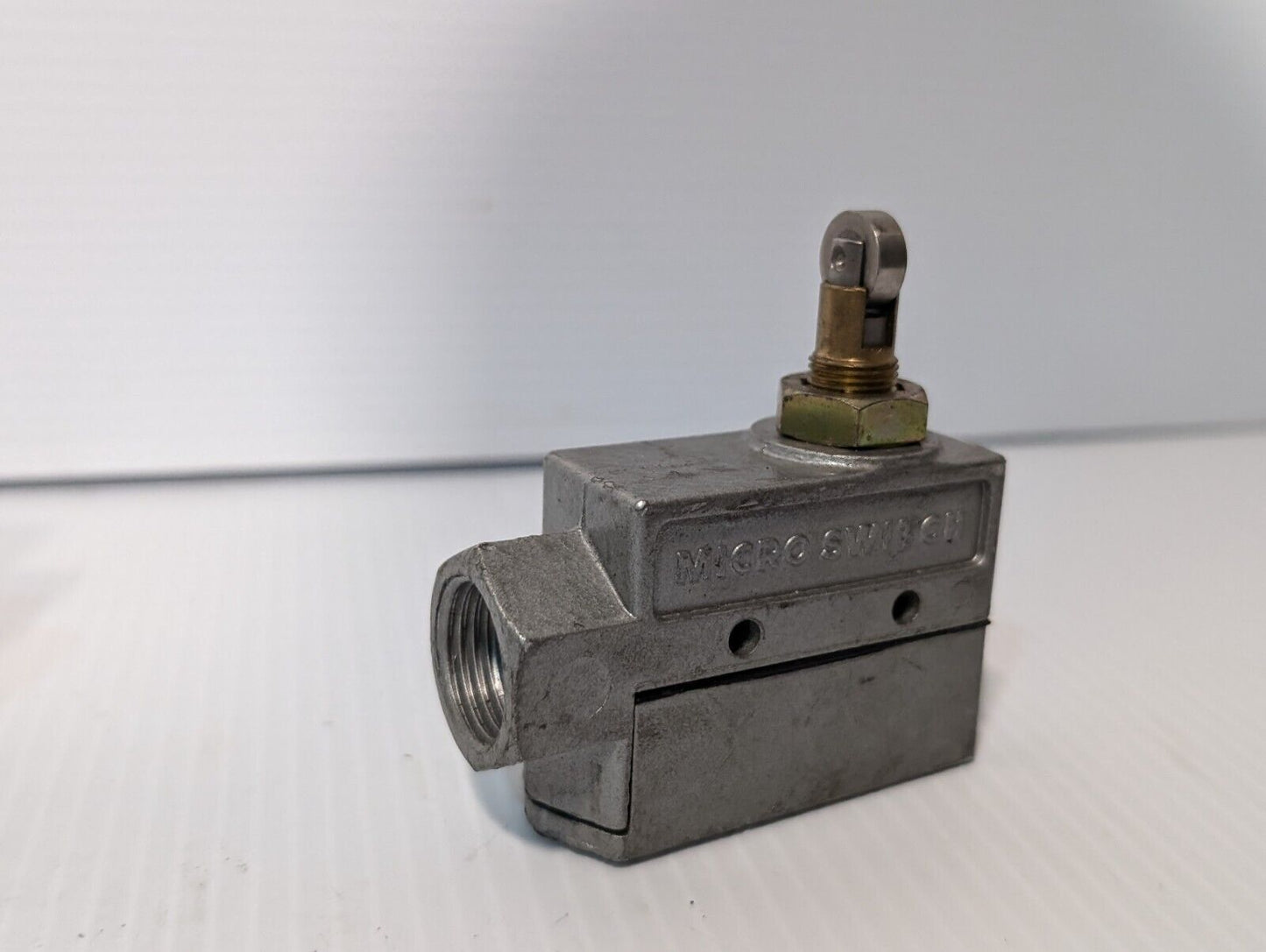 Yamatake Honeywell BZE6-2RQ81-J Micro Switch/Limit Switch - Free Shipping