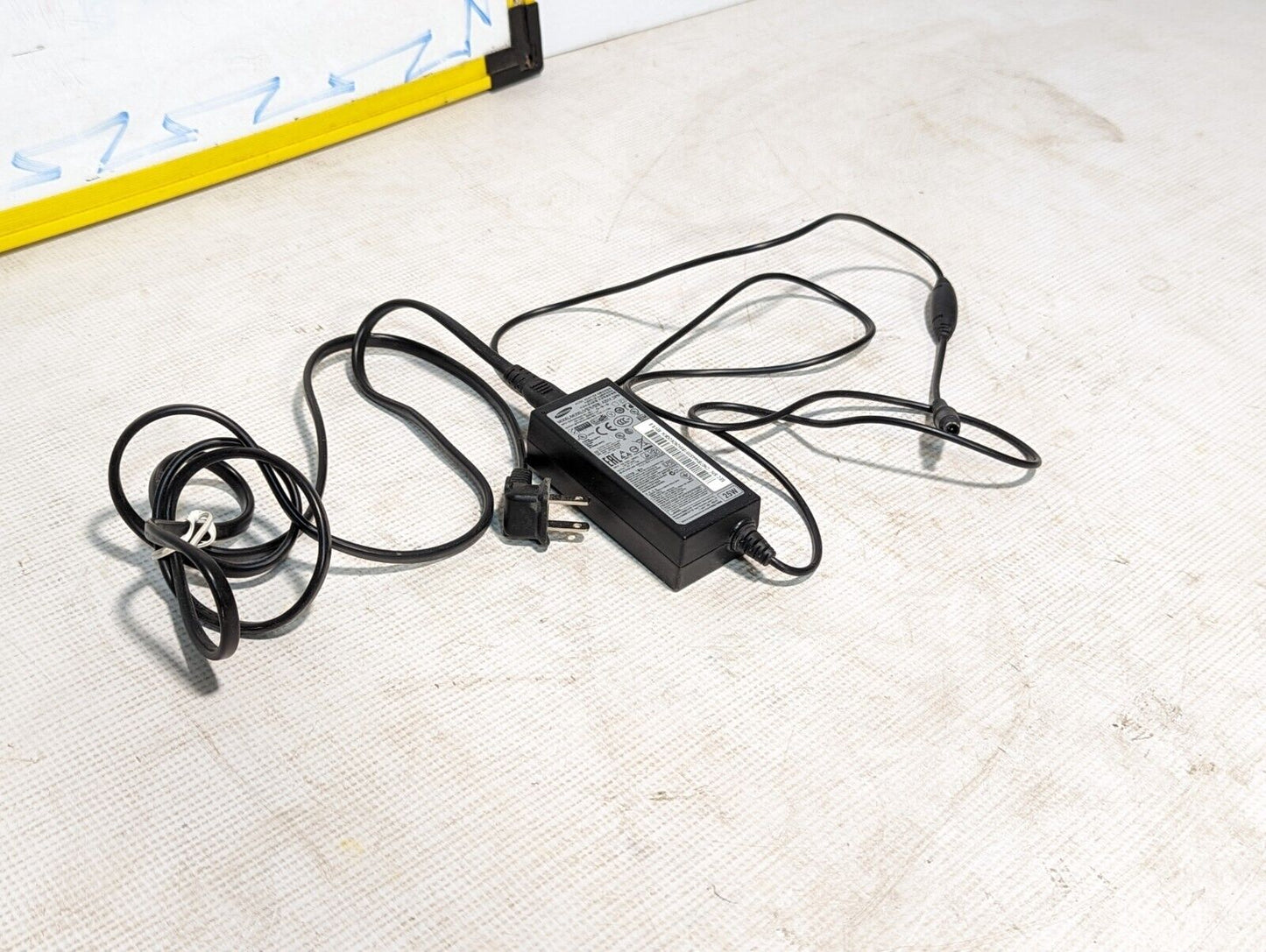 Samsung AC/DC Adapter A2514_DPN 14.0V-1.79A - Free Shipping