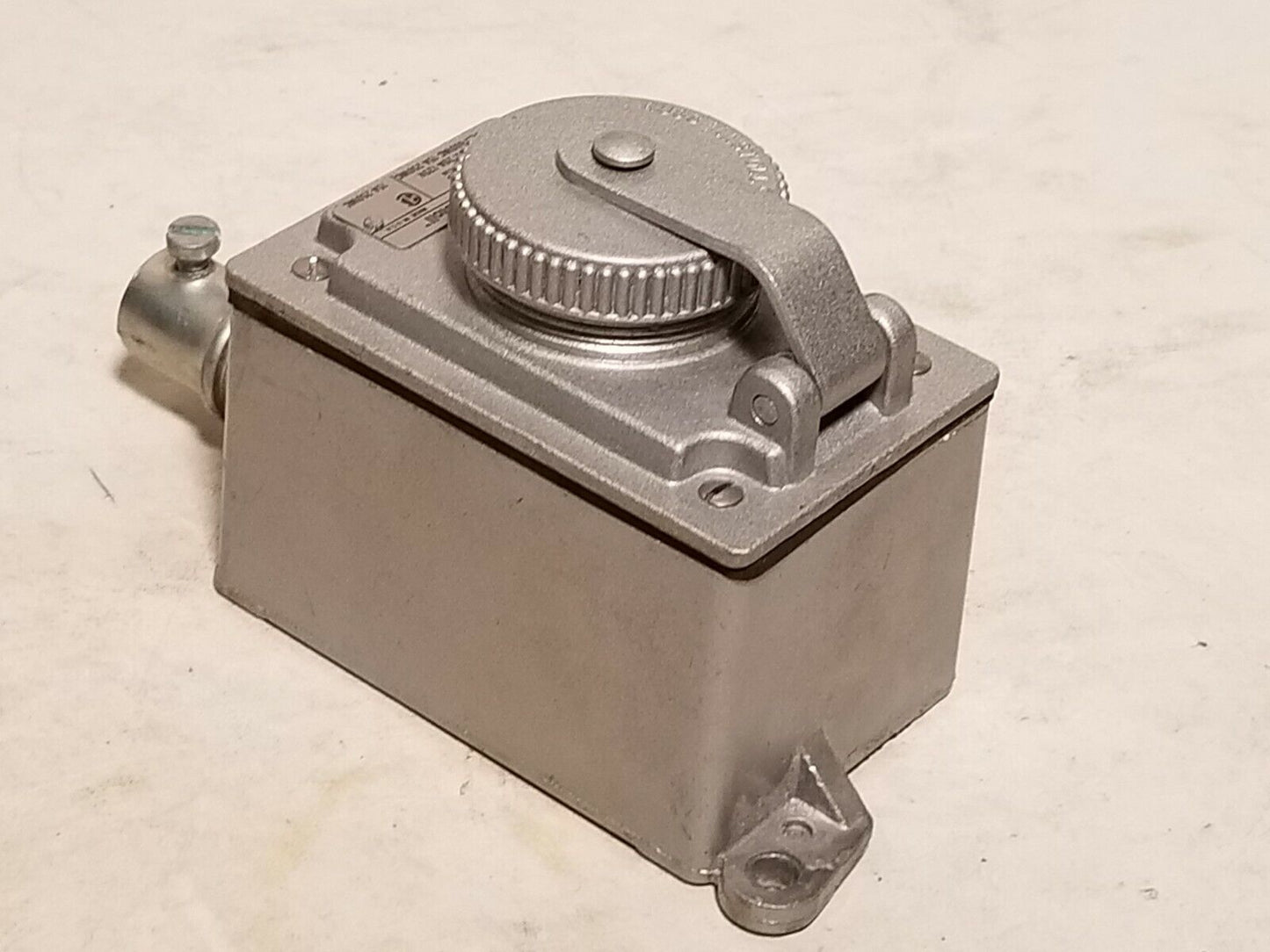 Russellstoll 3744 receptacle, 10A@250V, 20A@125V, 10A@600VAC, 15A@250VAC, 3 pole