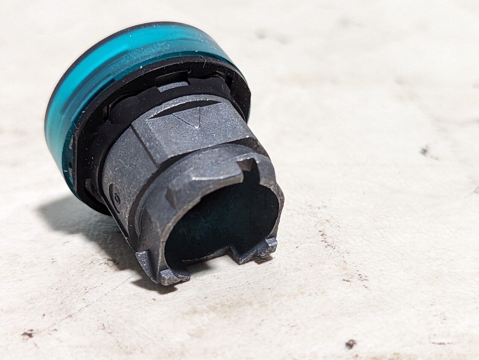 Telemecanique 089192 blue pushbutton switch, XB4 BVB3