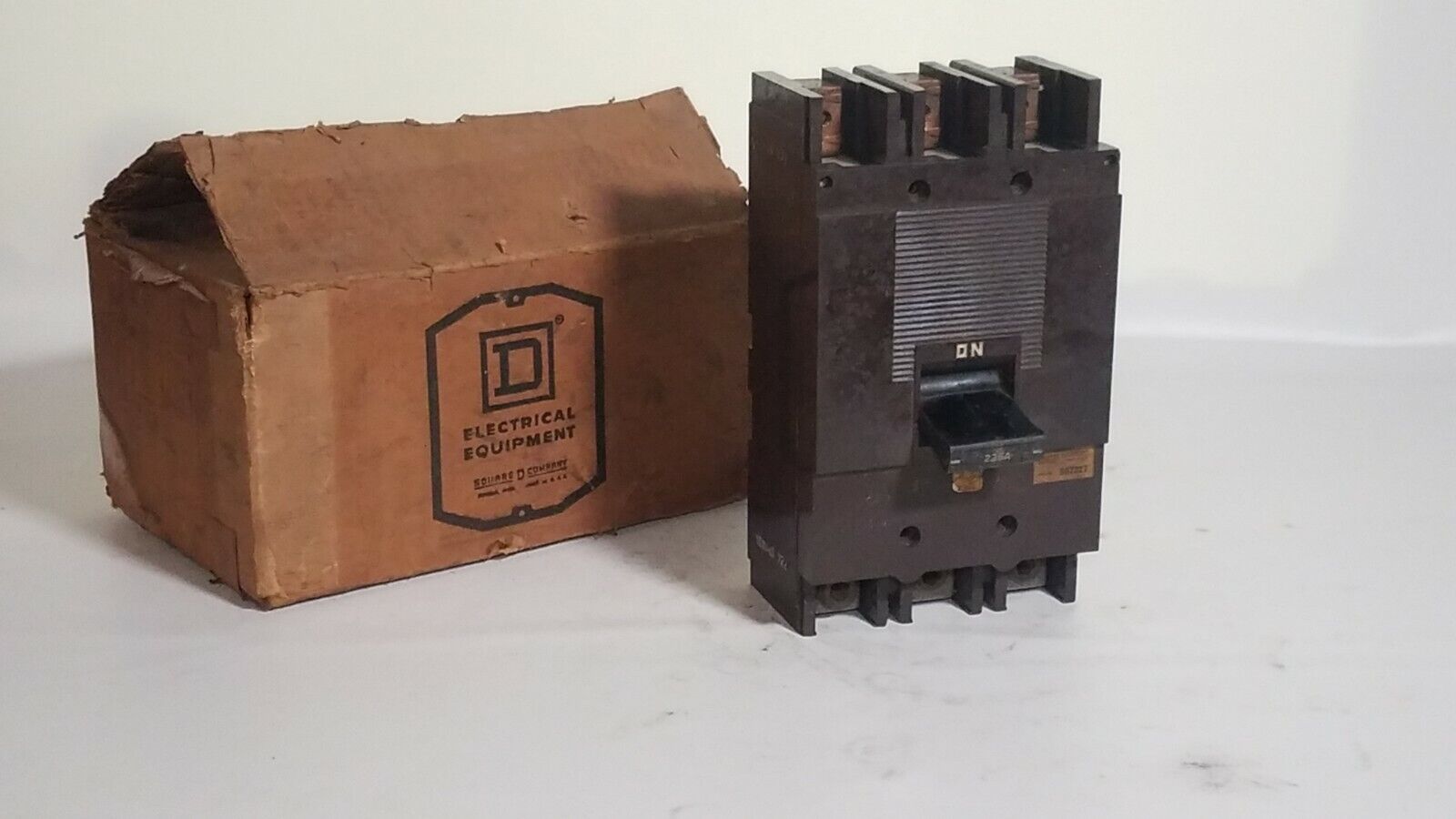 Square D 987327 225A Circuit Breaker 240 VAC 3 Pole Type ML3 225 Amp lugs