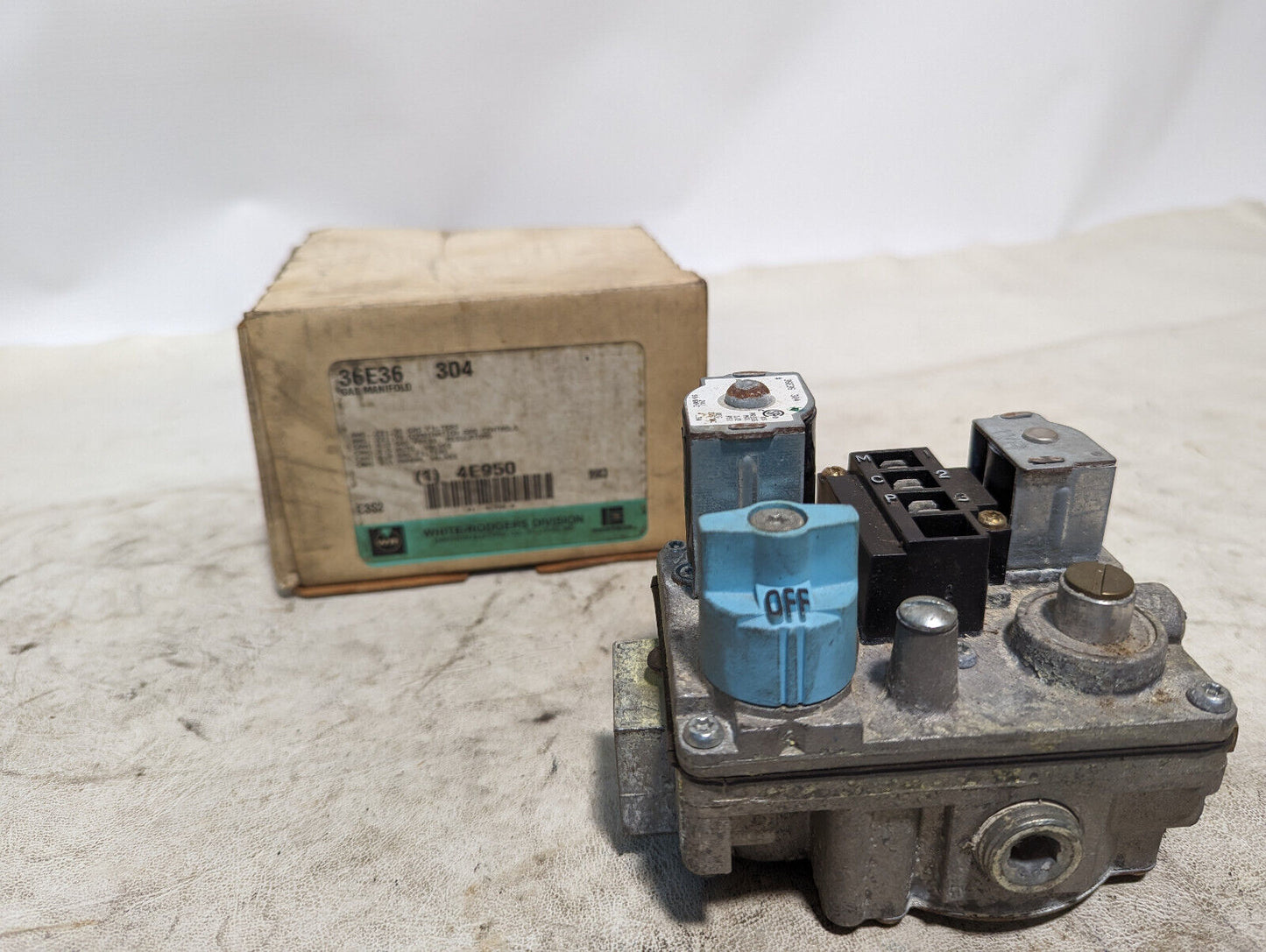 White-Rodgers 36E36 Gas Manifold in Box, 4E950