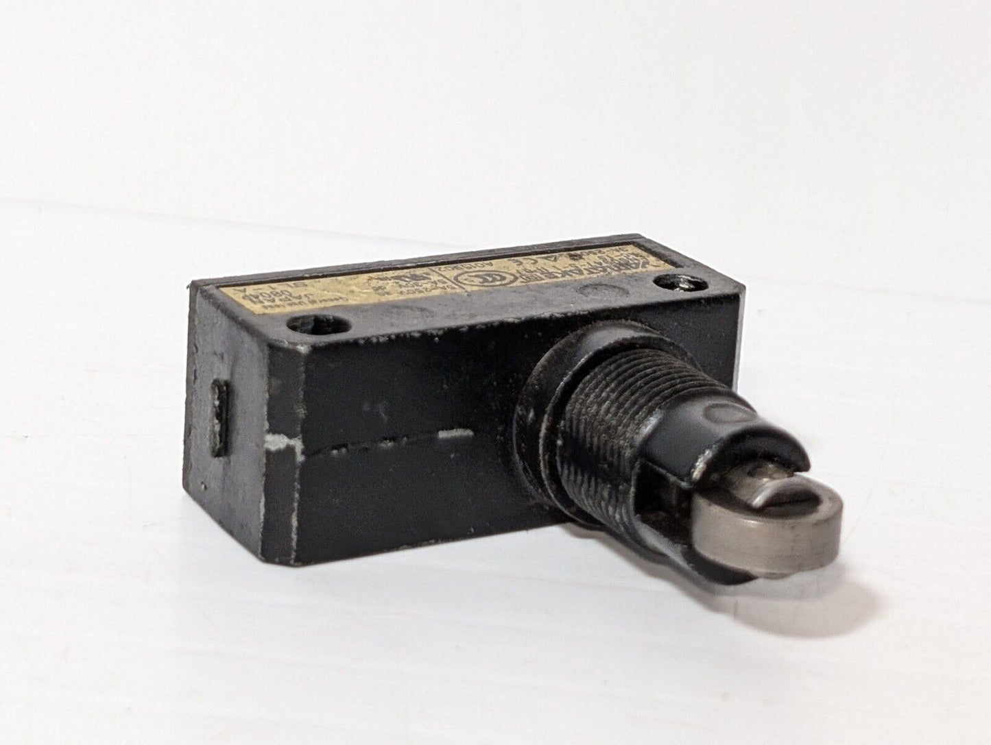Yamatake SL1-A Limit Switch, Roller Plunger, SPDT, 5A, 250vac \ 30vdc